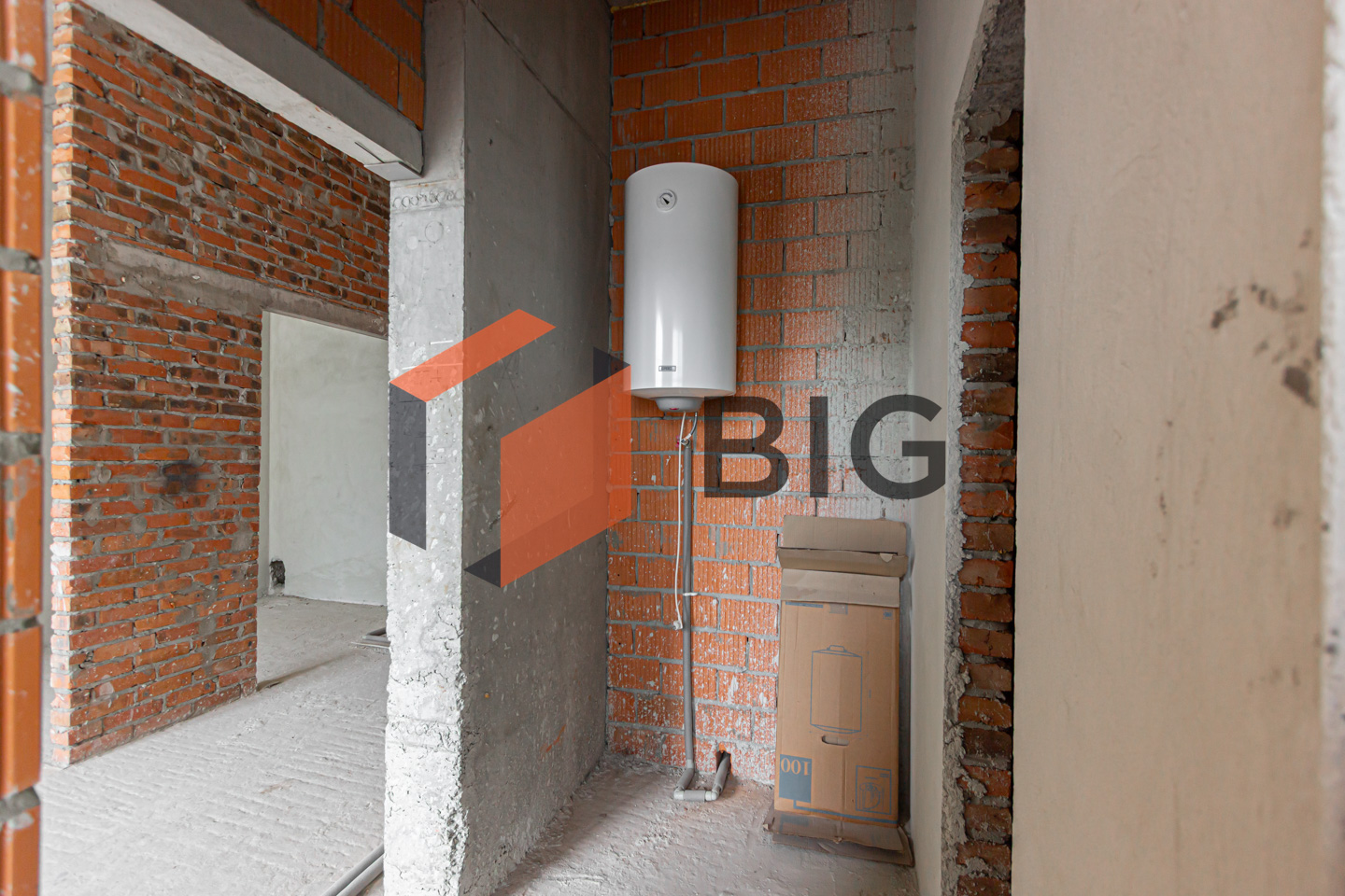 Оренда комерційного приміщення площею 76 м² у заселеному спальному районі з активною комерцією.