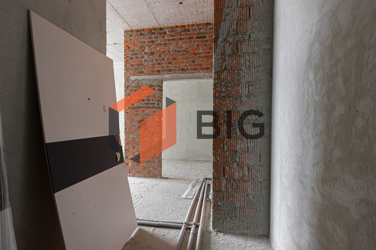 Оренда комерційного приміщення площею 76 м² у заселеному спальному районі з активною комерцією.