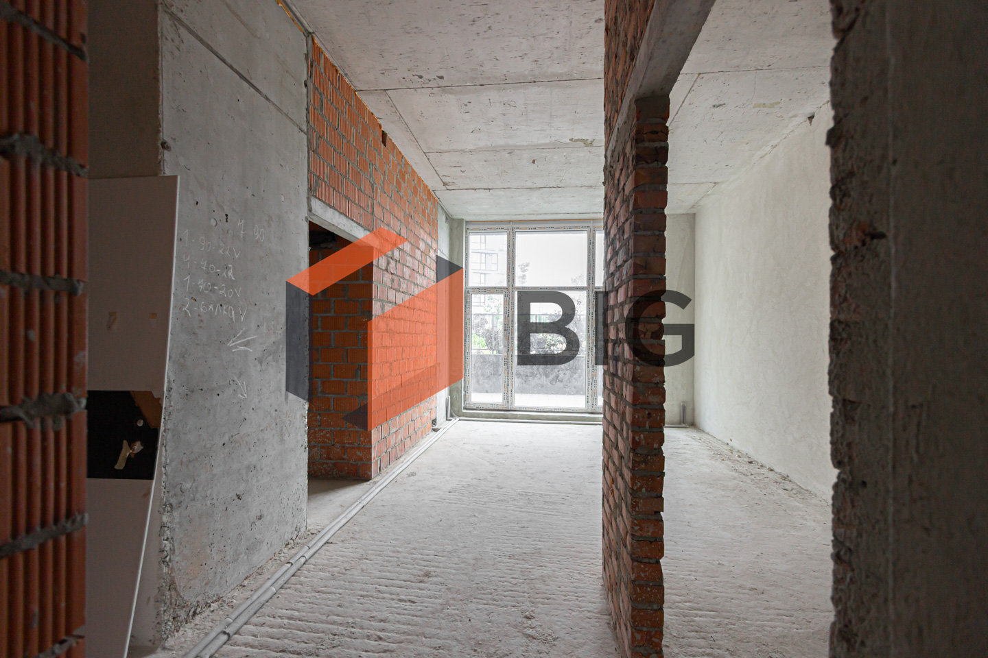 Оренда комерційного приміщення площею 76 м² у заселеному спальному районі з активною комерцією.