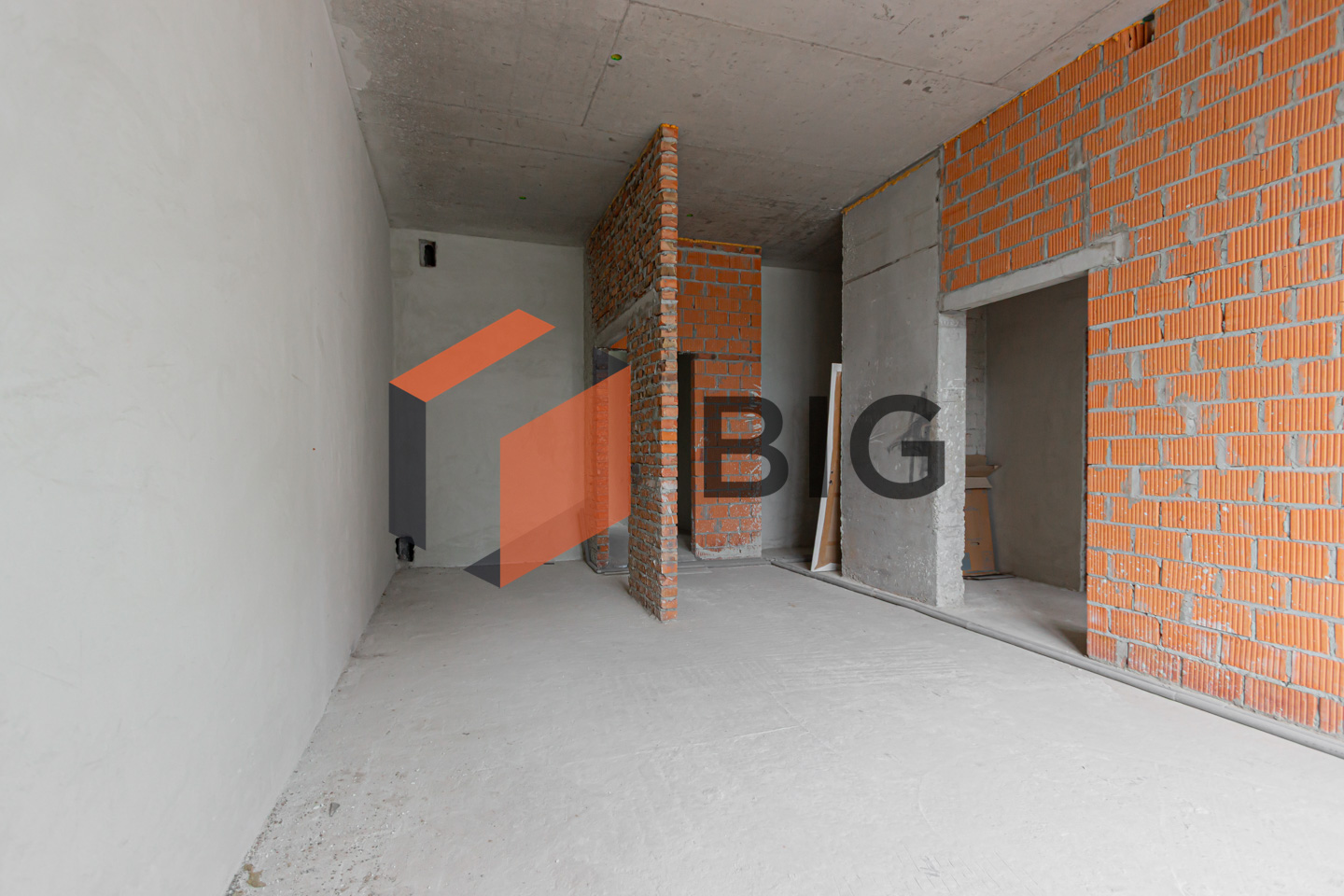 Оренда комерційного приміщення площею 76 м² у заселеному спальному районі з активною комерцією.