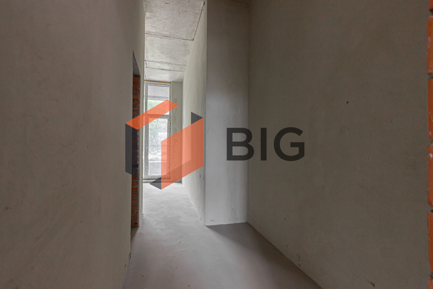 Оренда комерційного приміщення площею 76 м² у заселеному спальному районі з активною комерцією.