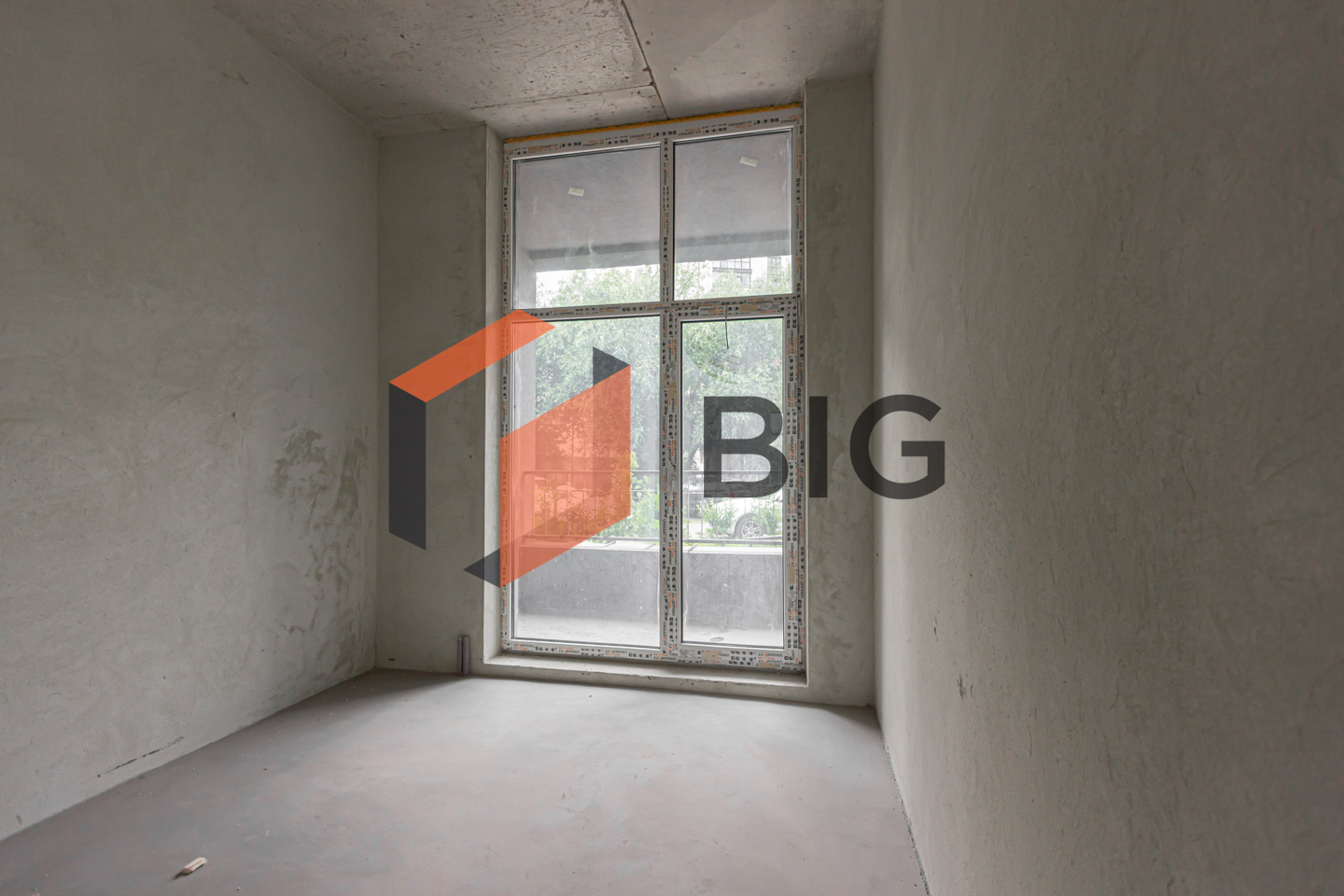 Оренда комерційного приміщення площею 76 м² у заселеному спальному районі з активною комерцією.