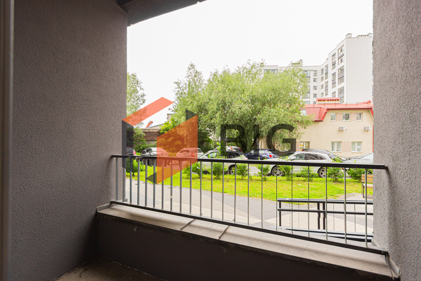 Оренда комерційного приміщення площею 76 м² у заселеному спальному районі з активною комерцією.