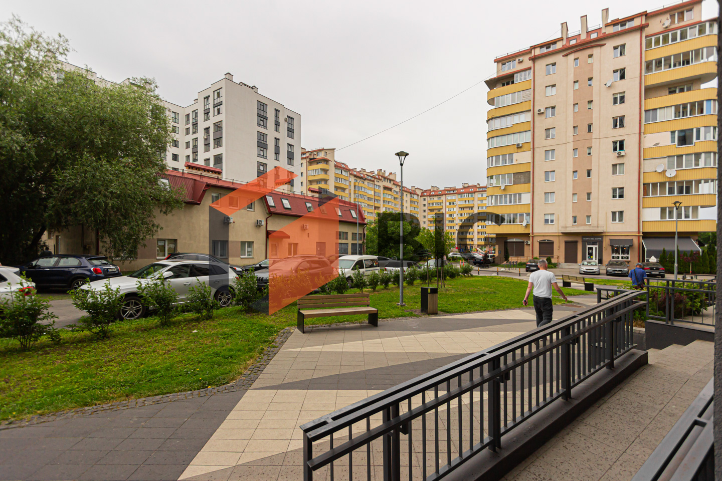 Оренда комерційного приміщення площею 76 м² у заселеному спальному районі з активною комерцією.