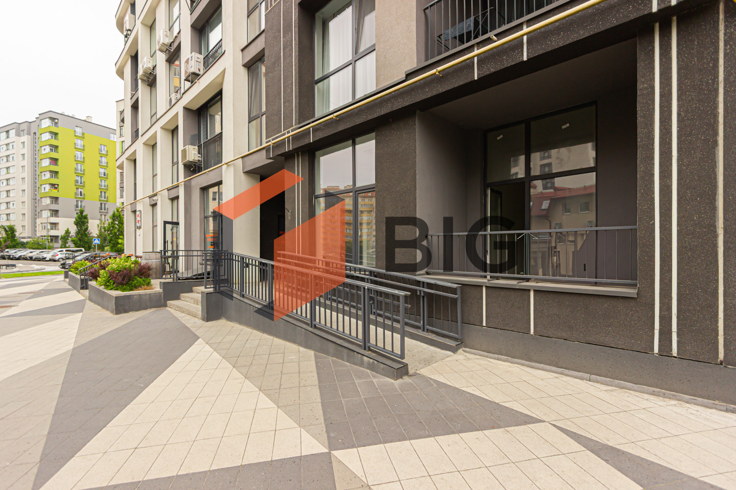 Оренда комерційного приміщення площею 76 м² у заселеному спальному районі з активною комерцією.