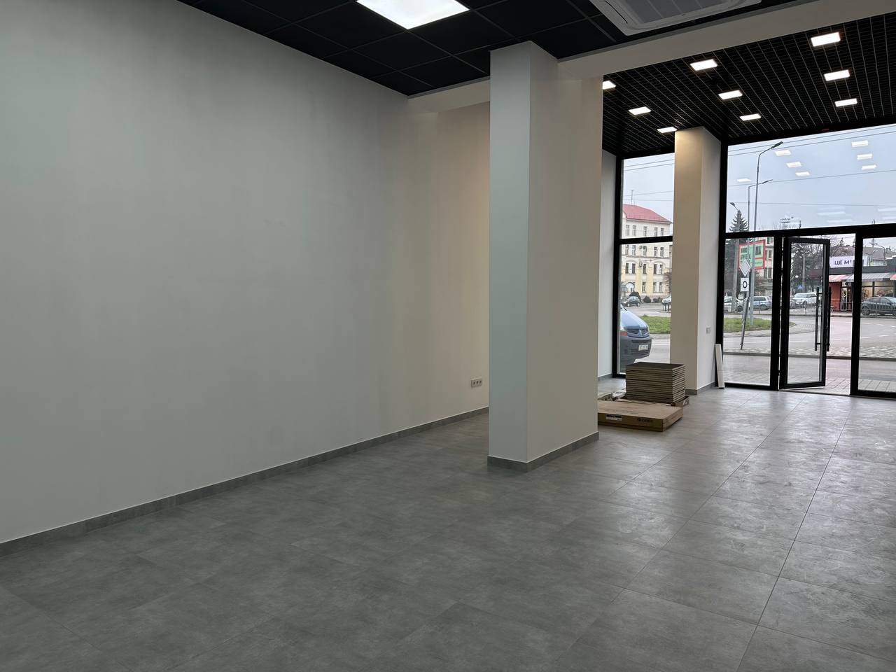 Пропонується до купівлі комерційне фасадне приміщення 57.3 м2 вільного призначення по вулиці Вовчинецька 55