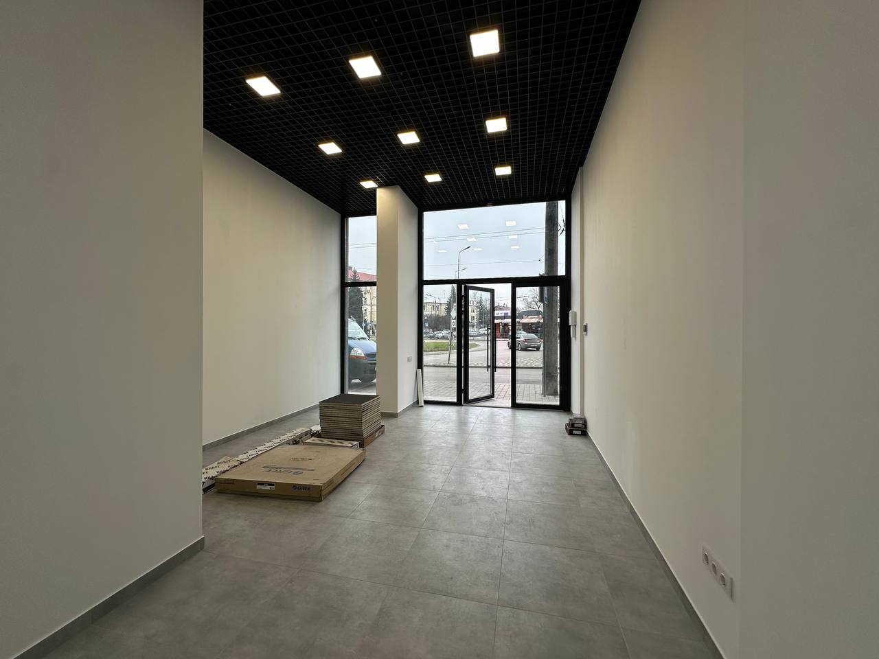 Пропонується до купівлі комерційне фасадне приміщення 57.3 м2 вільного призначення по вулиці Вовчинецька 55