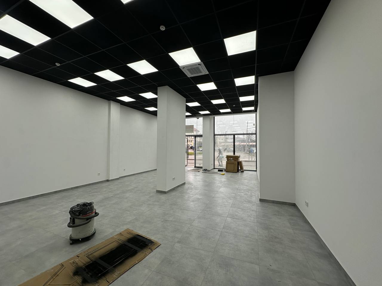 Комерційне фасадне приміщення 92.4 м2 вільного призначення по вулиці Вовчинецька 55