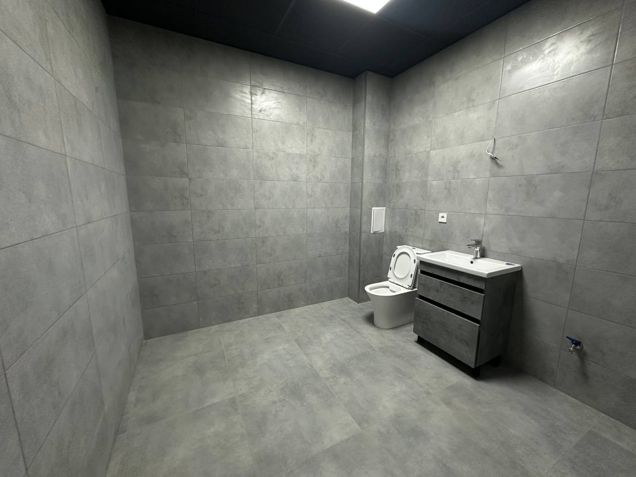 Комерційне фасадне приміщення 92.4 м2 вільного призначення по вулиці Вовчинецька 55