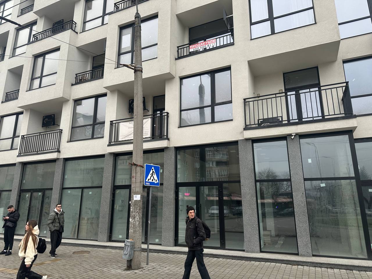 Комерційне фасадне приміщення 92.4 м2 вільного призначення по вулиці Вовчинецька 55