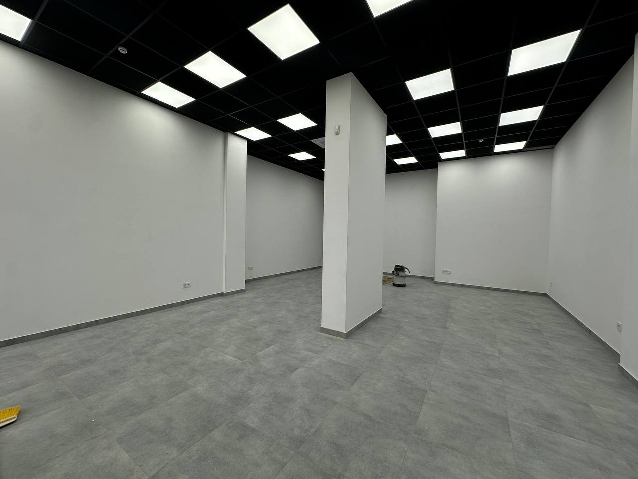 Здається в оренду комерційне фасадне приміщення 92.4 м2 вільного призначення по вулиці Вовчинецька 55