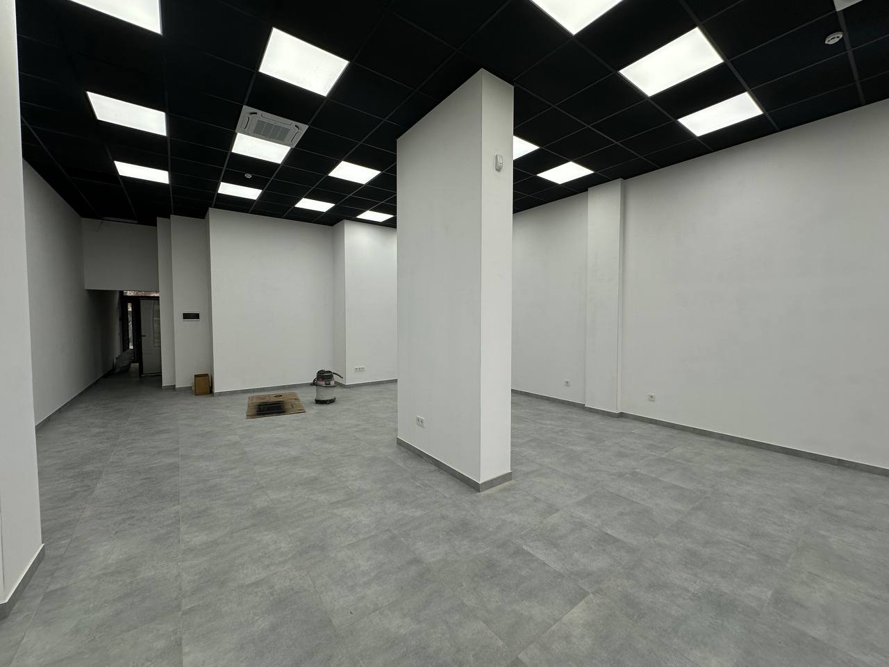 Здається в оренду комерційне фасадне приміщення 92.4 м2 вільного призначення по вулиці Вовчинецька 55