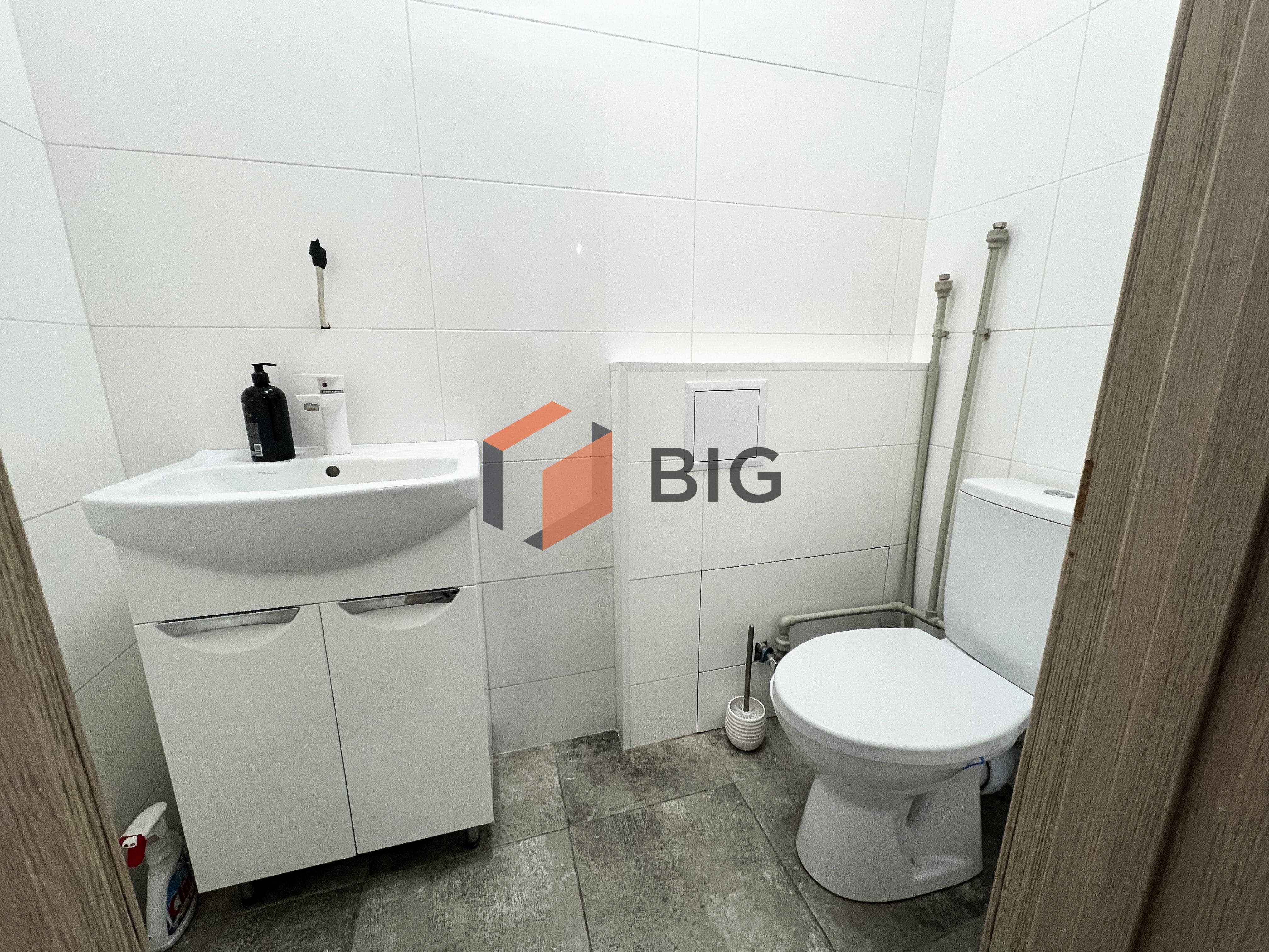 Здається приміщення для салону краси або офісу.