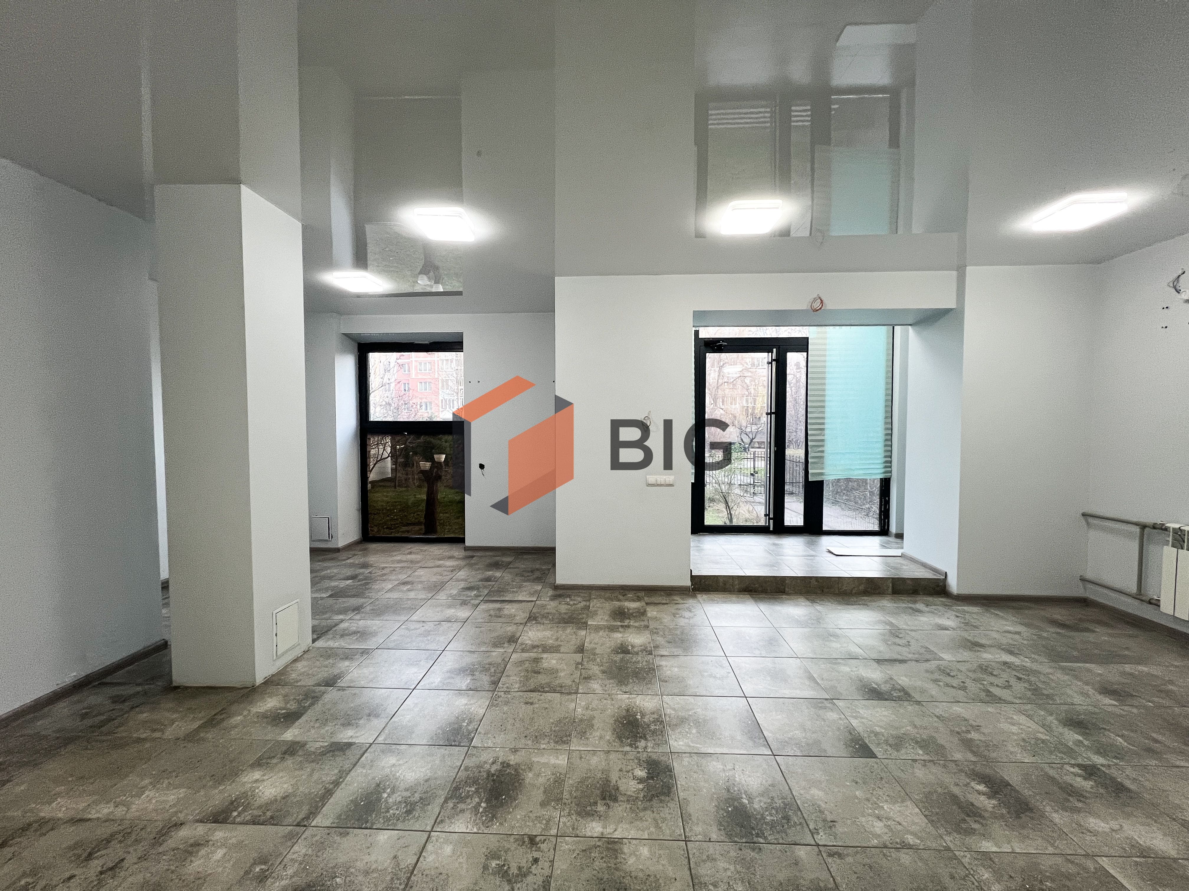 Здається приміщення для салону краси або офісу.