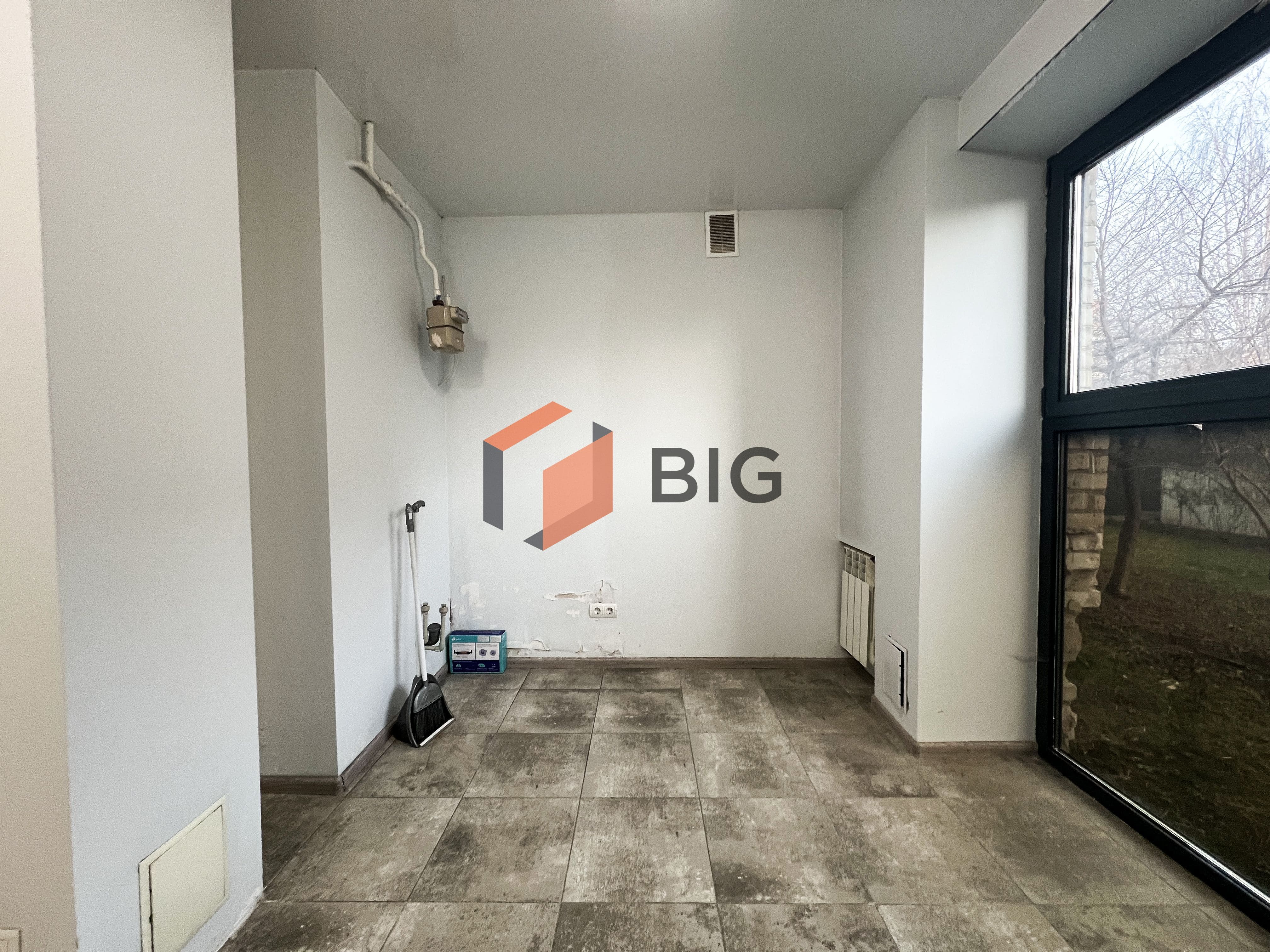 Здається приміщення для салону краси або офісу.