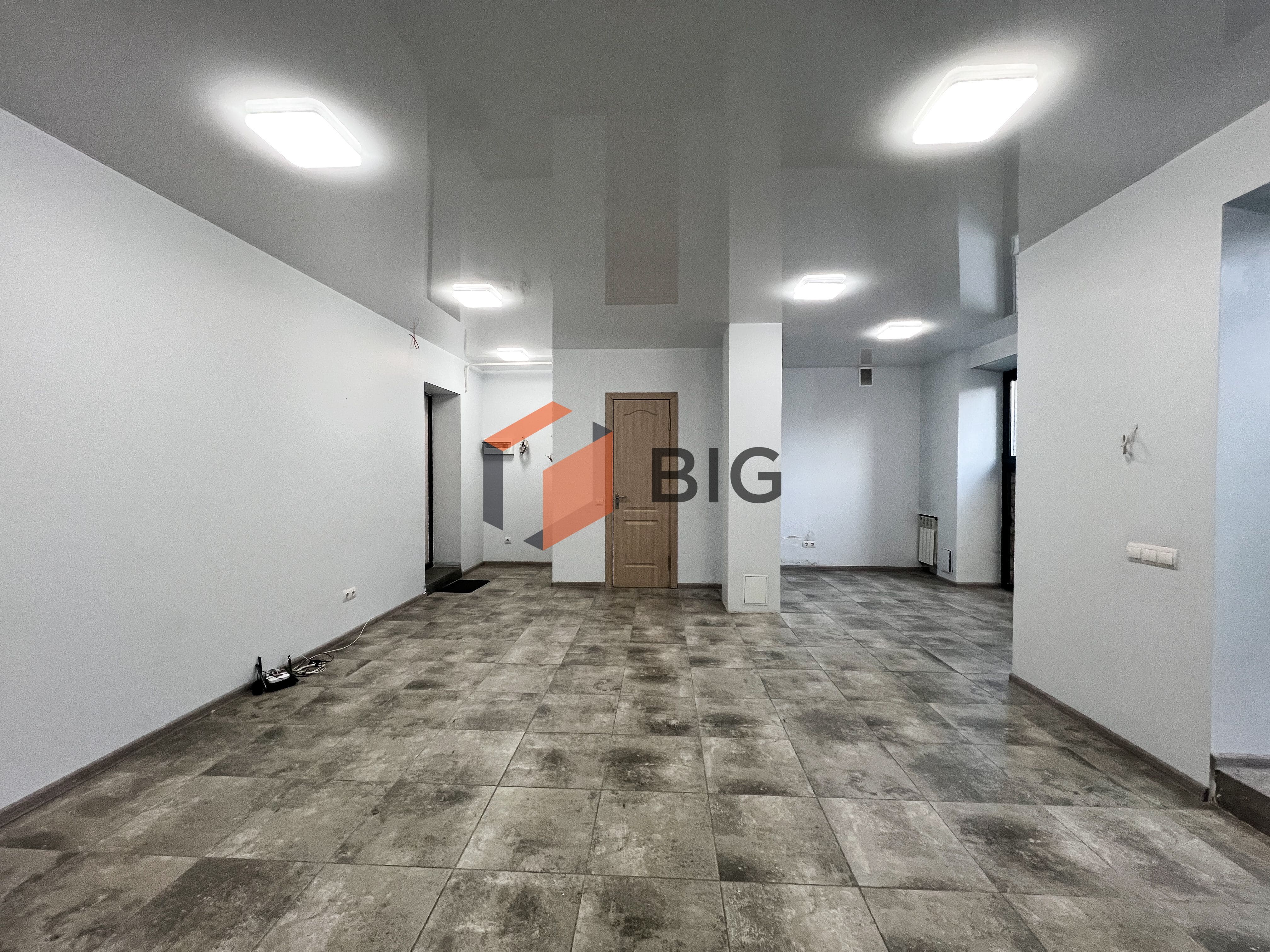 Здається приміщення для салону краси або офісу.