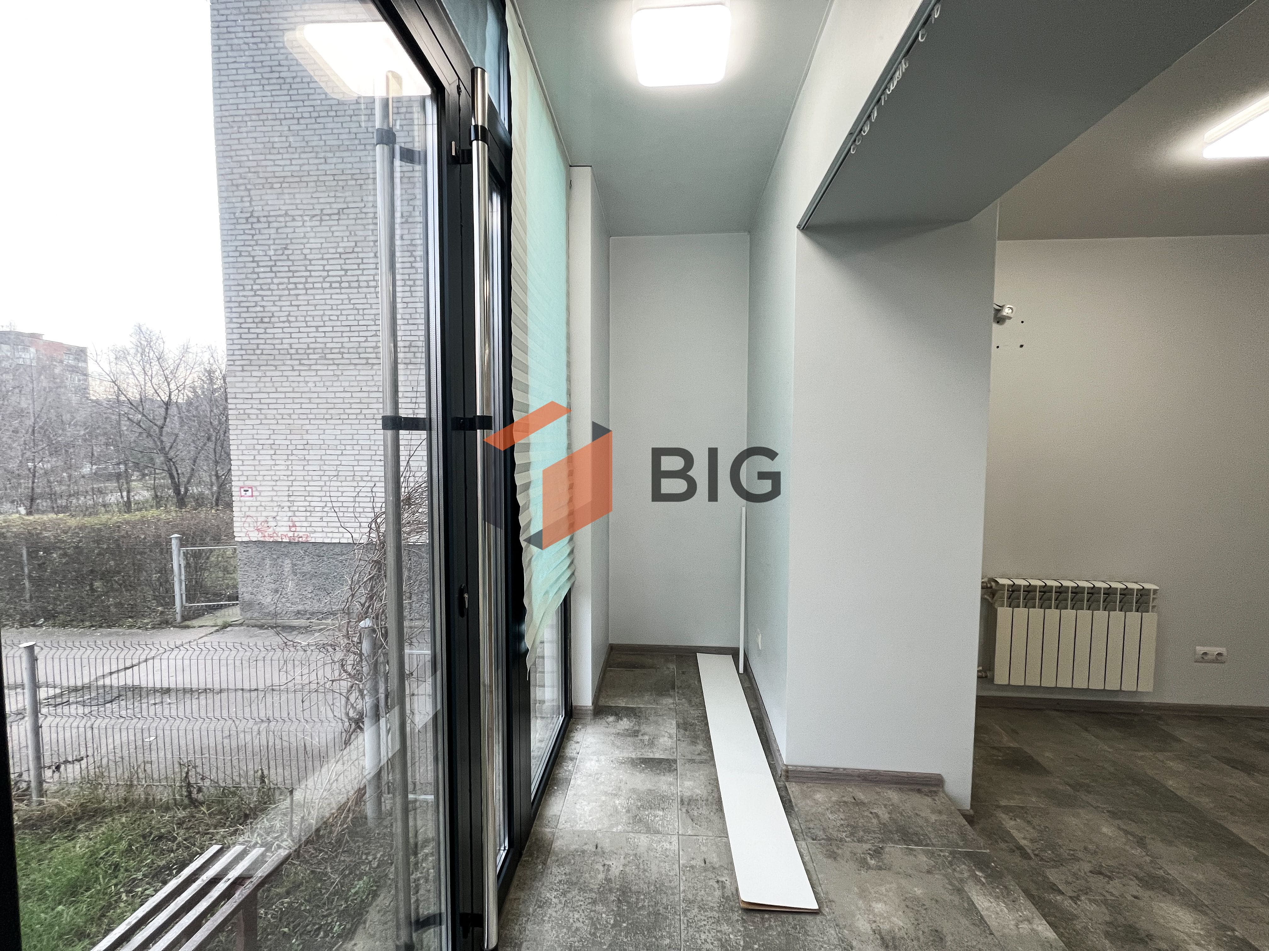 Здається приміщення для салону краси або офісу.