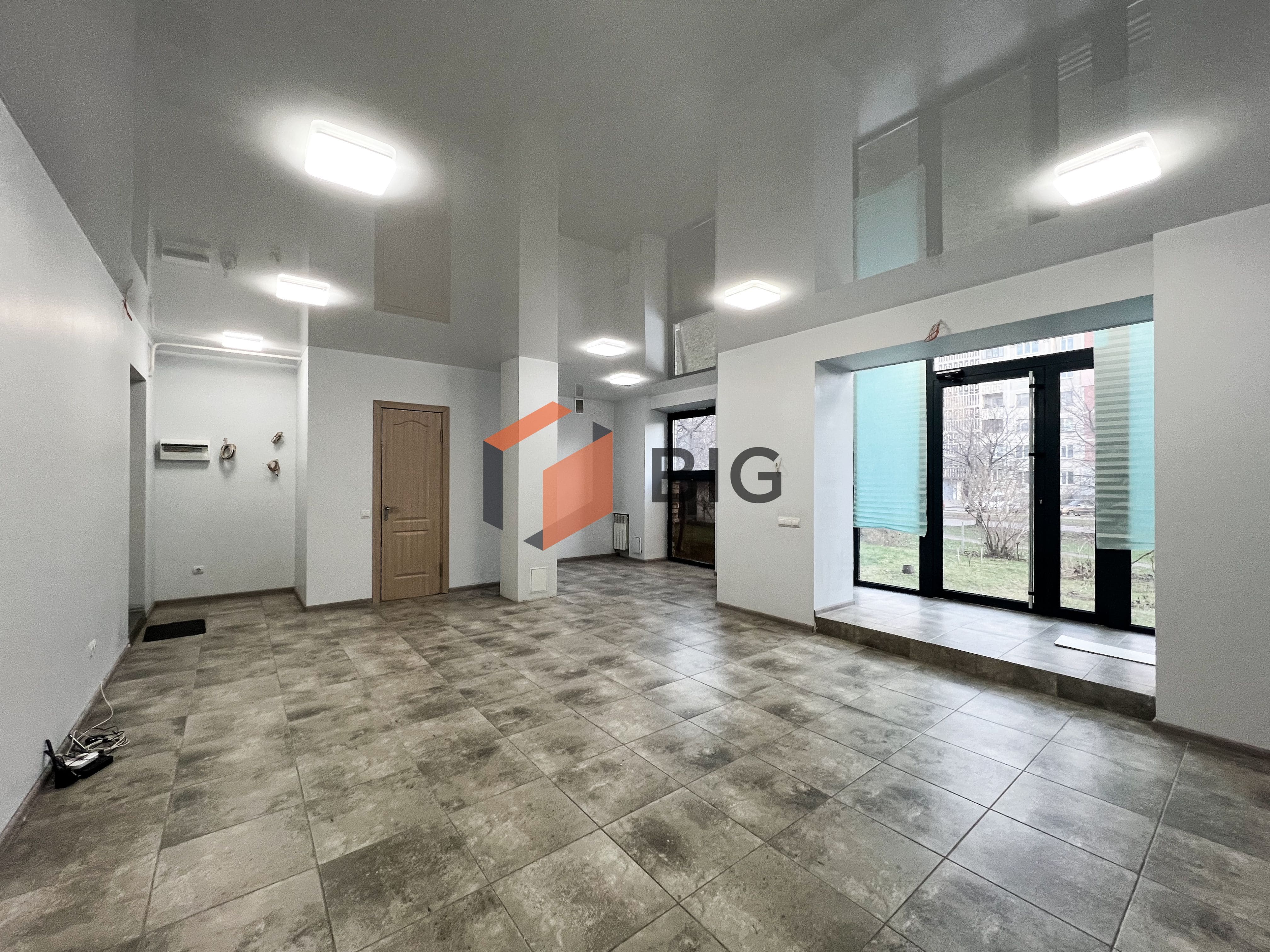 Здається приміщення для салону краси або офісу.