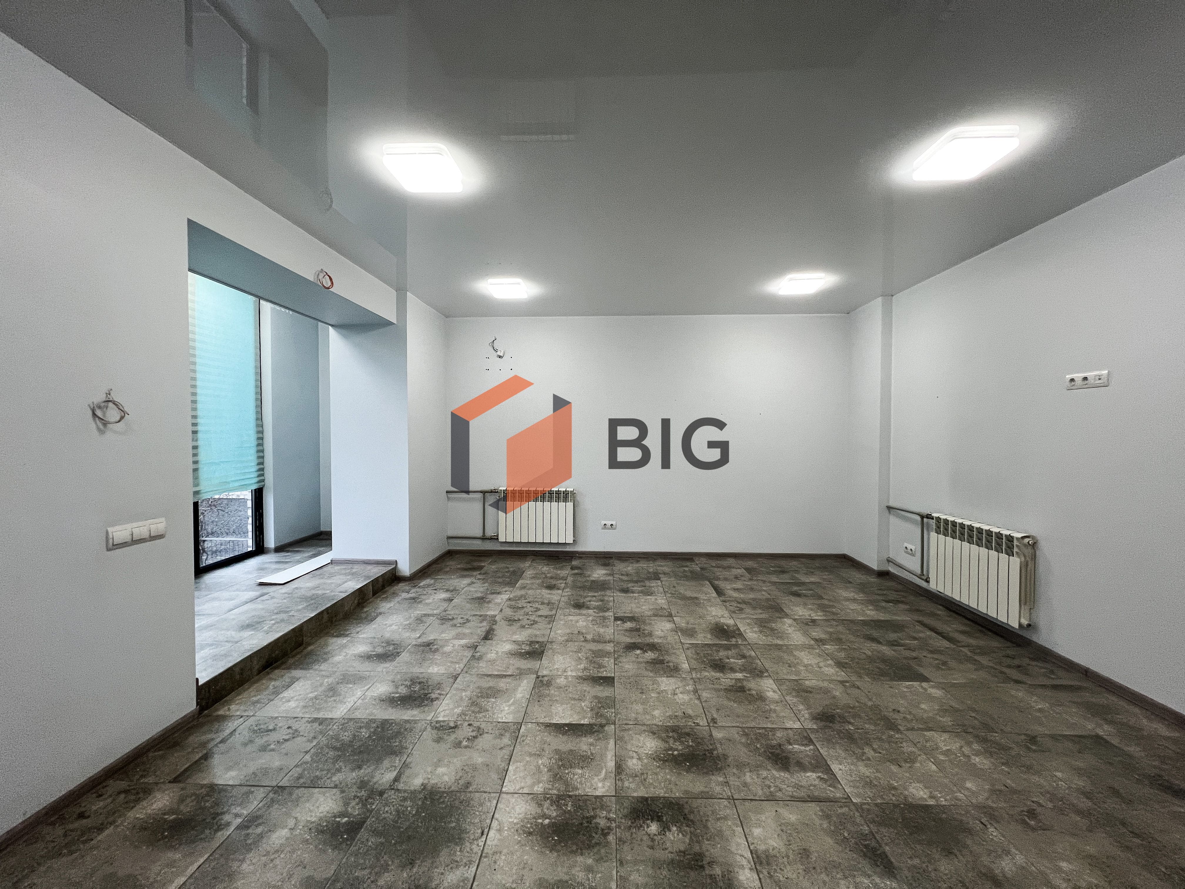 Здається приміщення для салону краси або офісу.