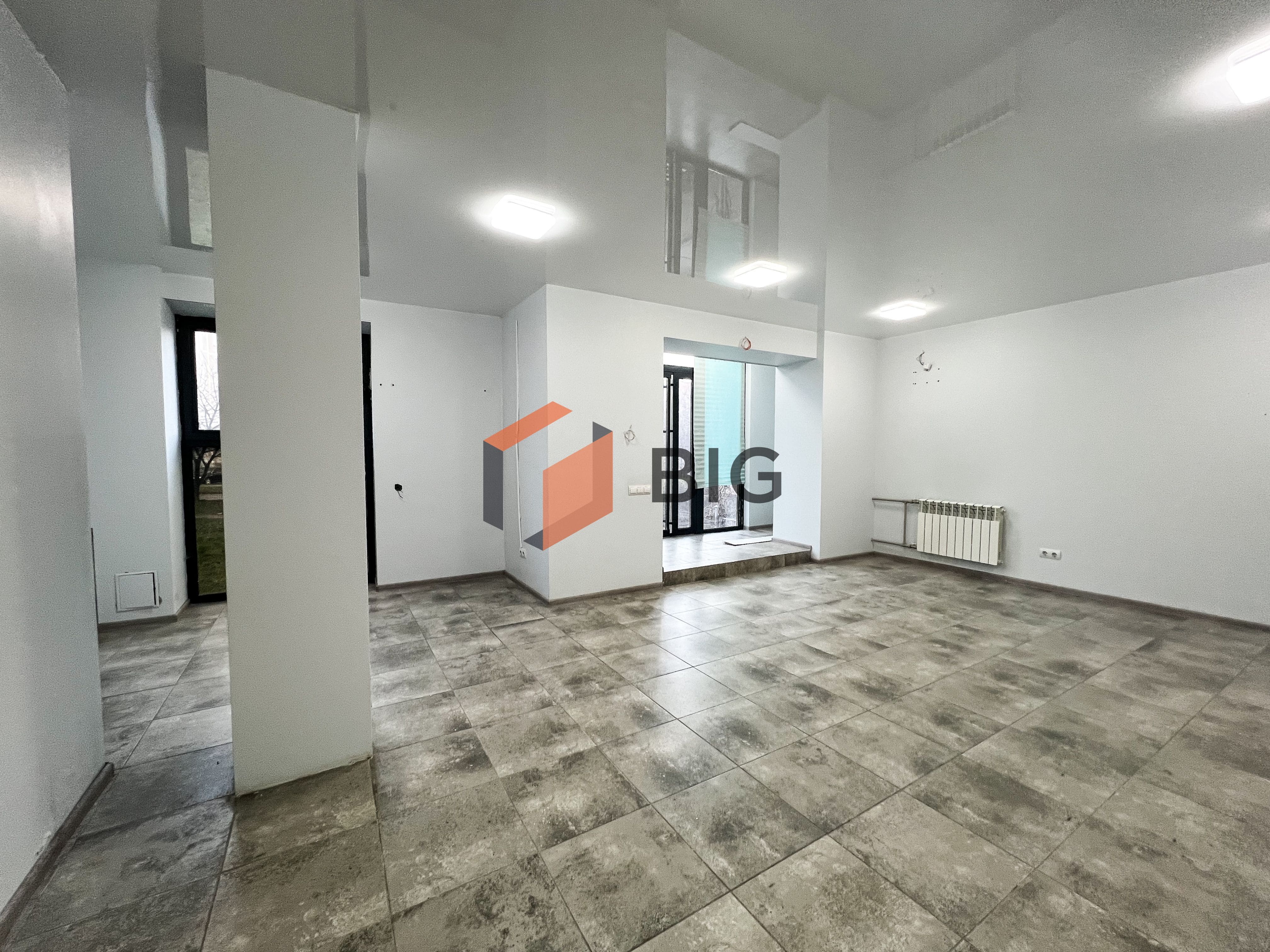 Здається приміщення для салону краси або офісу.