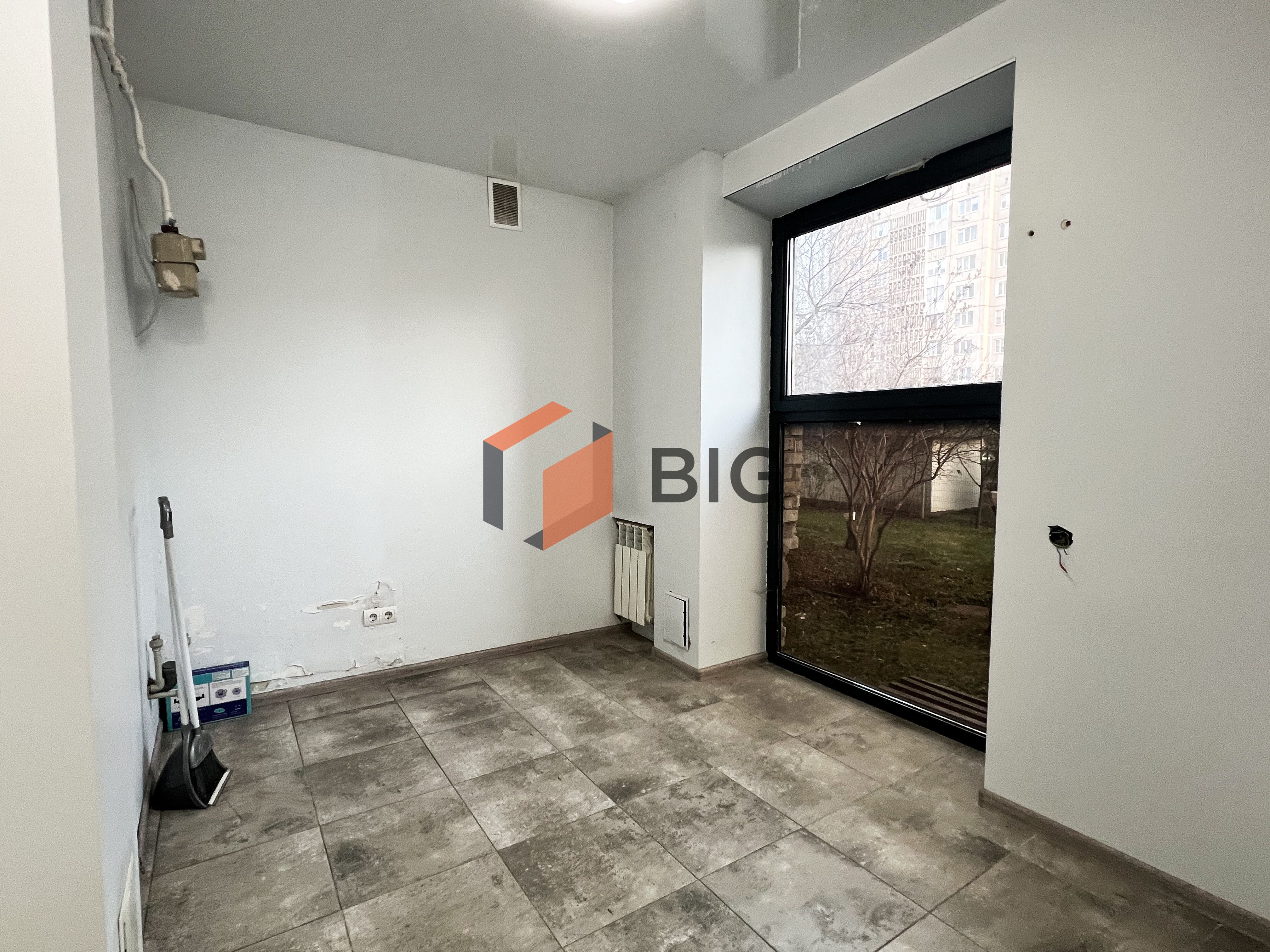 Здається приміщення для салону краси або офісу.