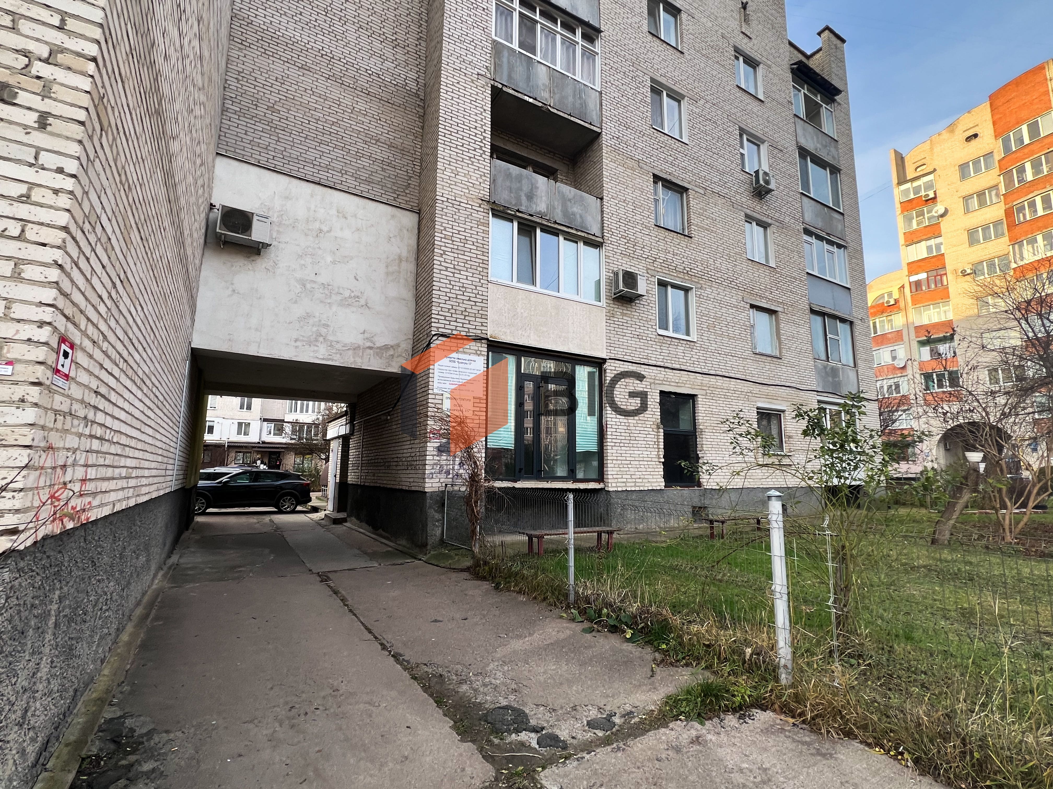 Здається приміщення для салону краси або офісу.