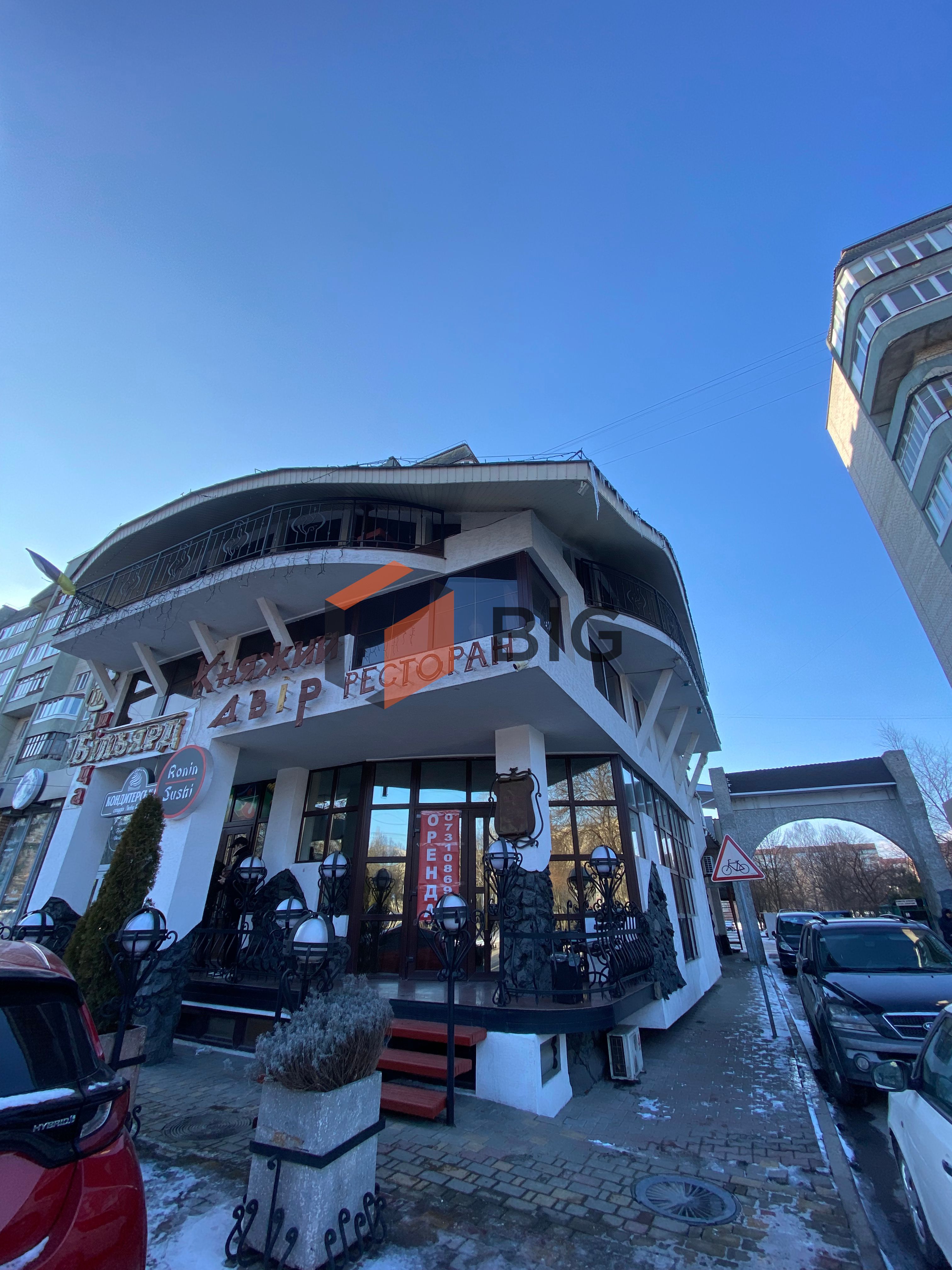 Продається просторе двохповерхове комерційне приміщення по проспекту Соборності