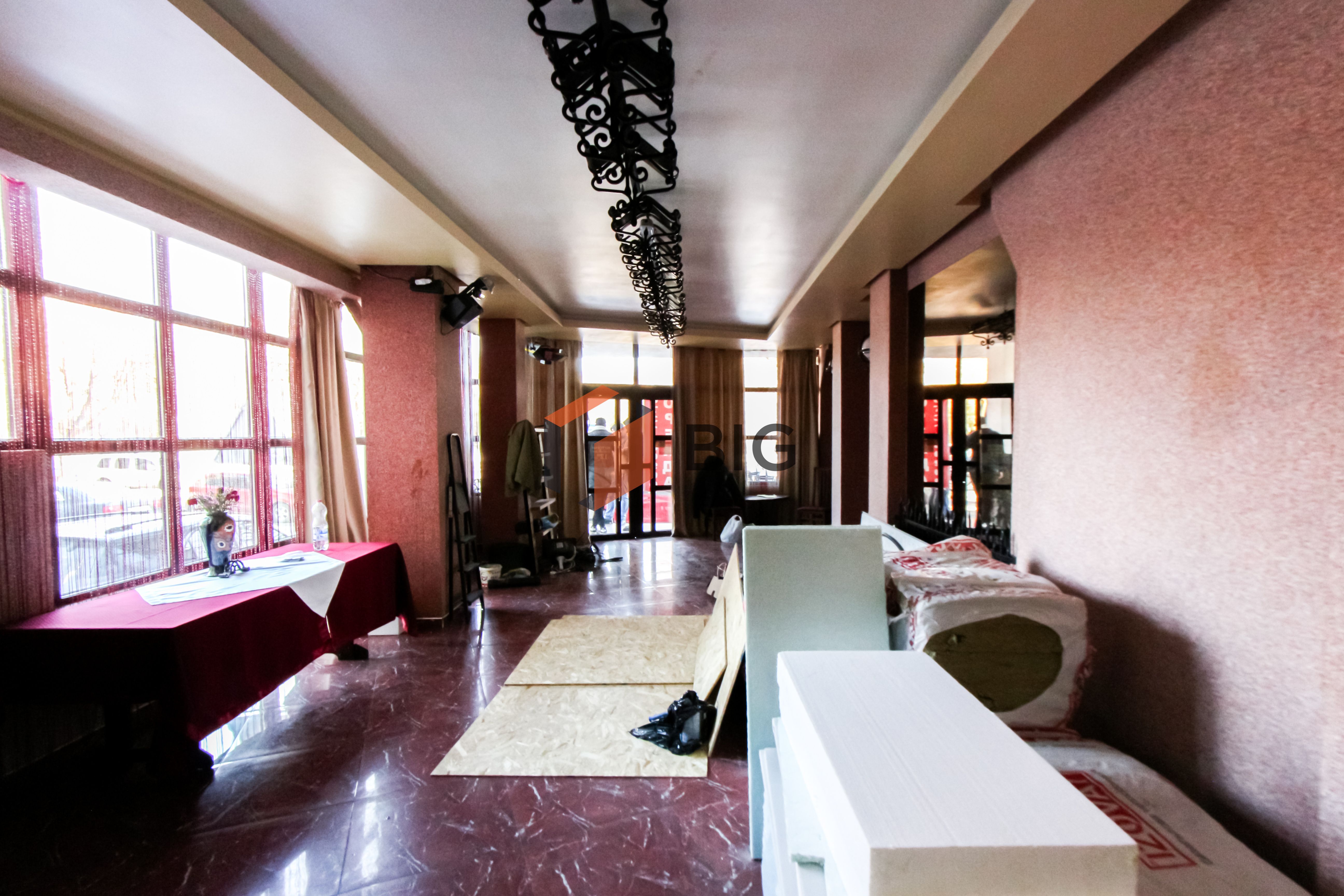 Продається просторе двохповерхове комерційне приміщення по проспекту Соборності