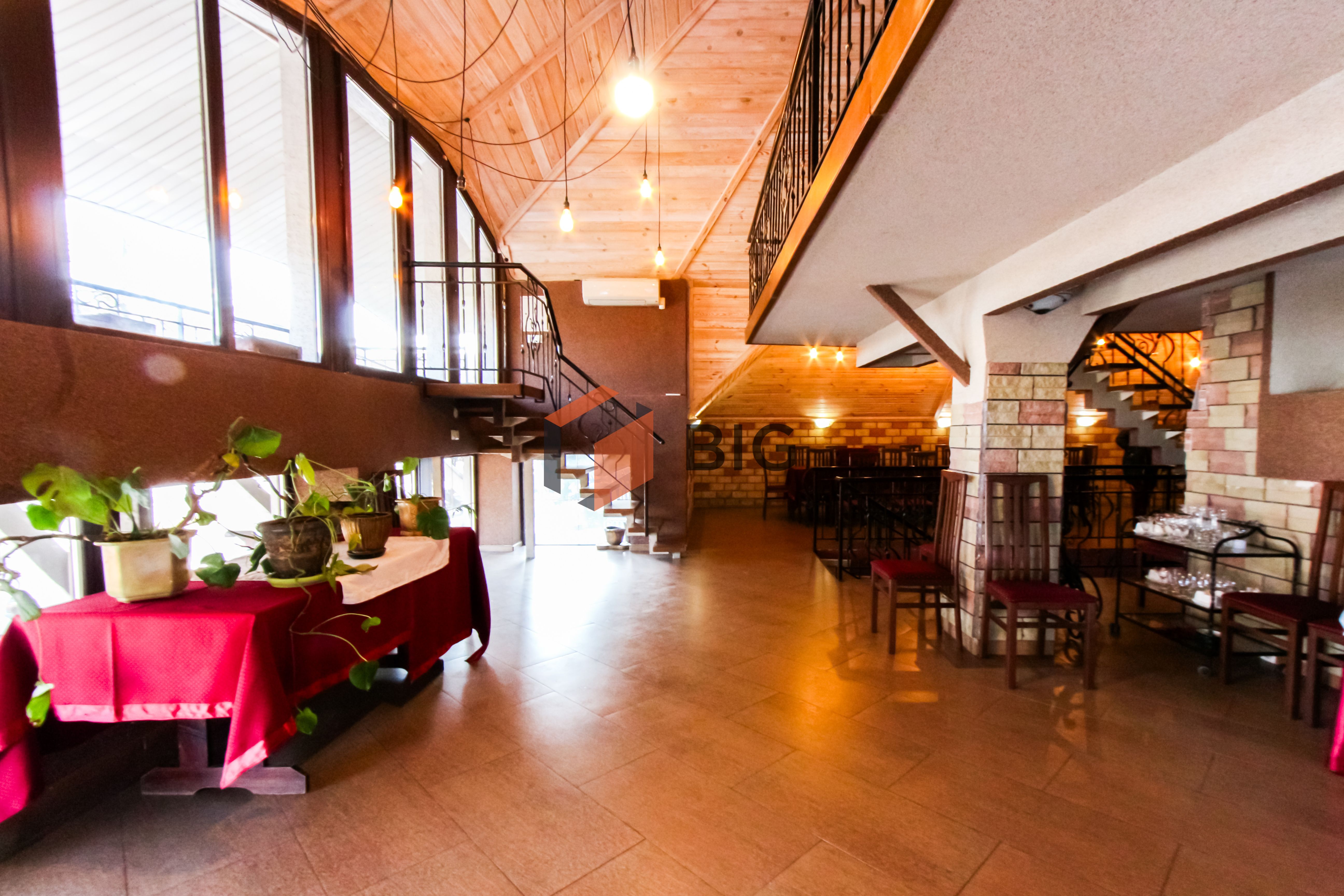 Продається просторе двохповерхове комерційне приміщення по проспекту Соборності