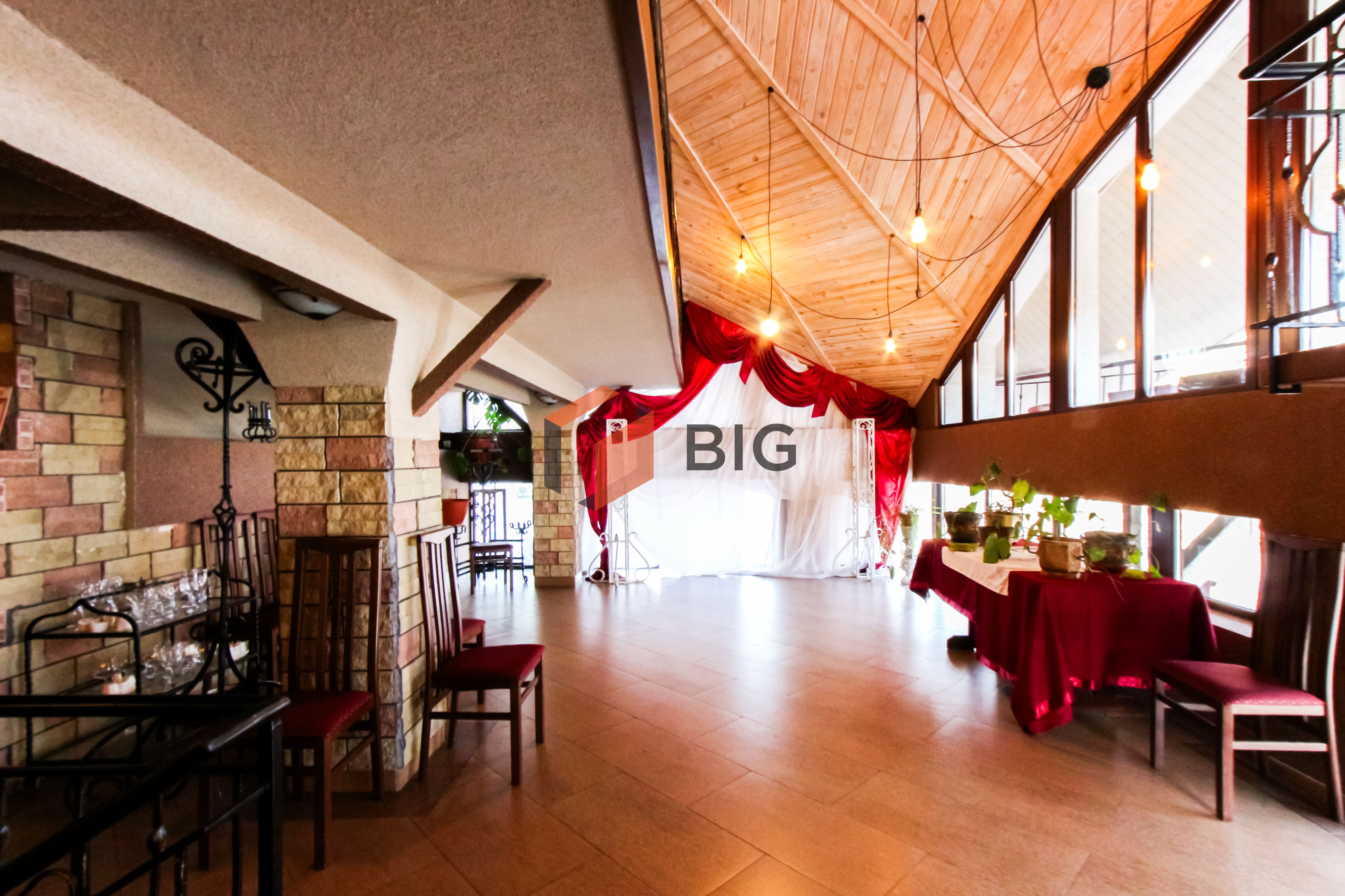 Продається просторе двохповерхове комерційне приміщення по проспекту Соборності