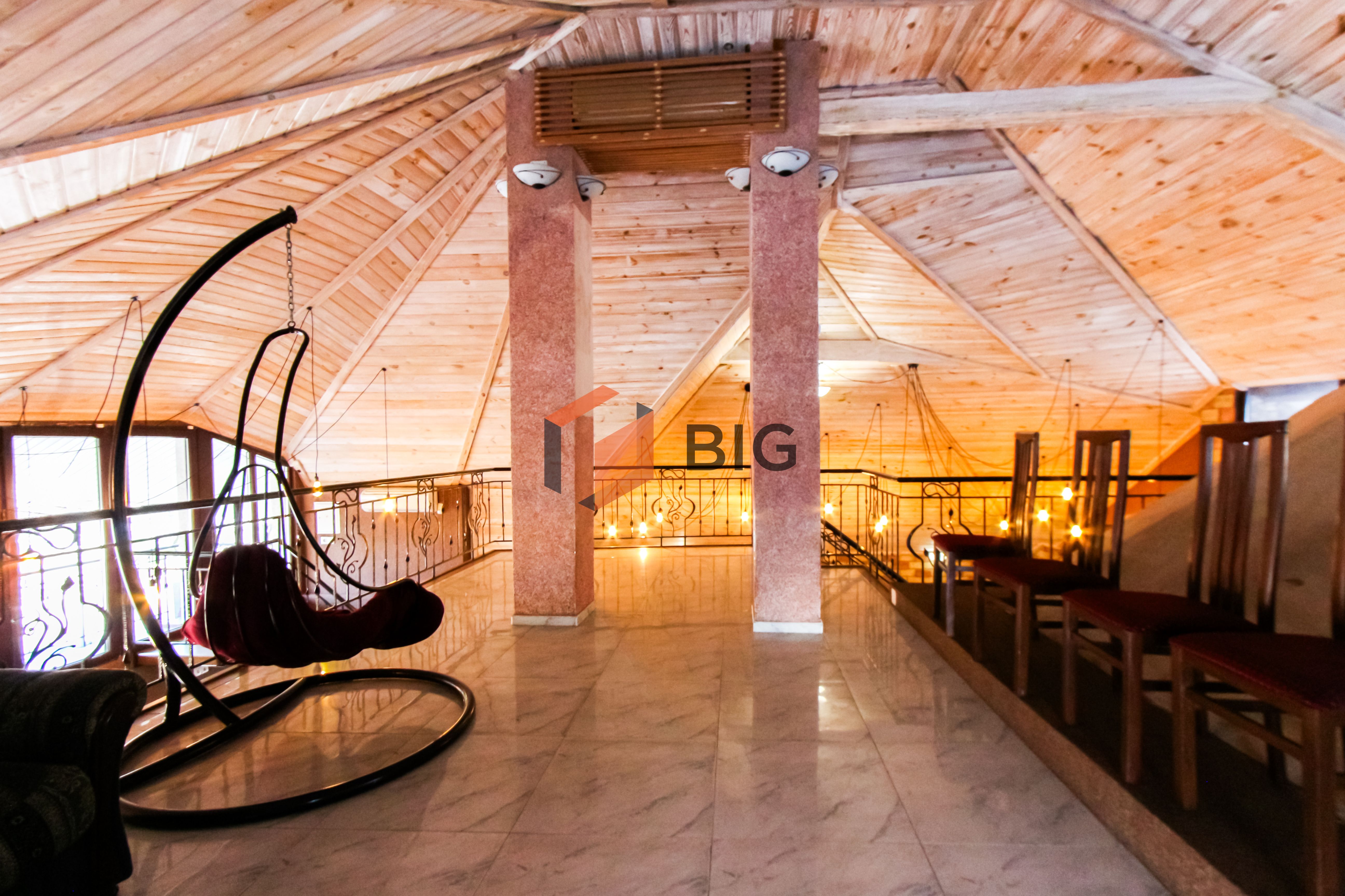 Продається просторе двохповерхове комерційне приміщення по проспекту Соборності