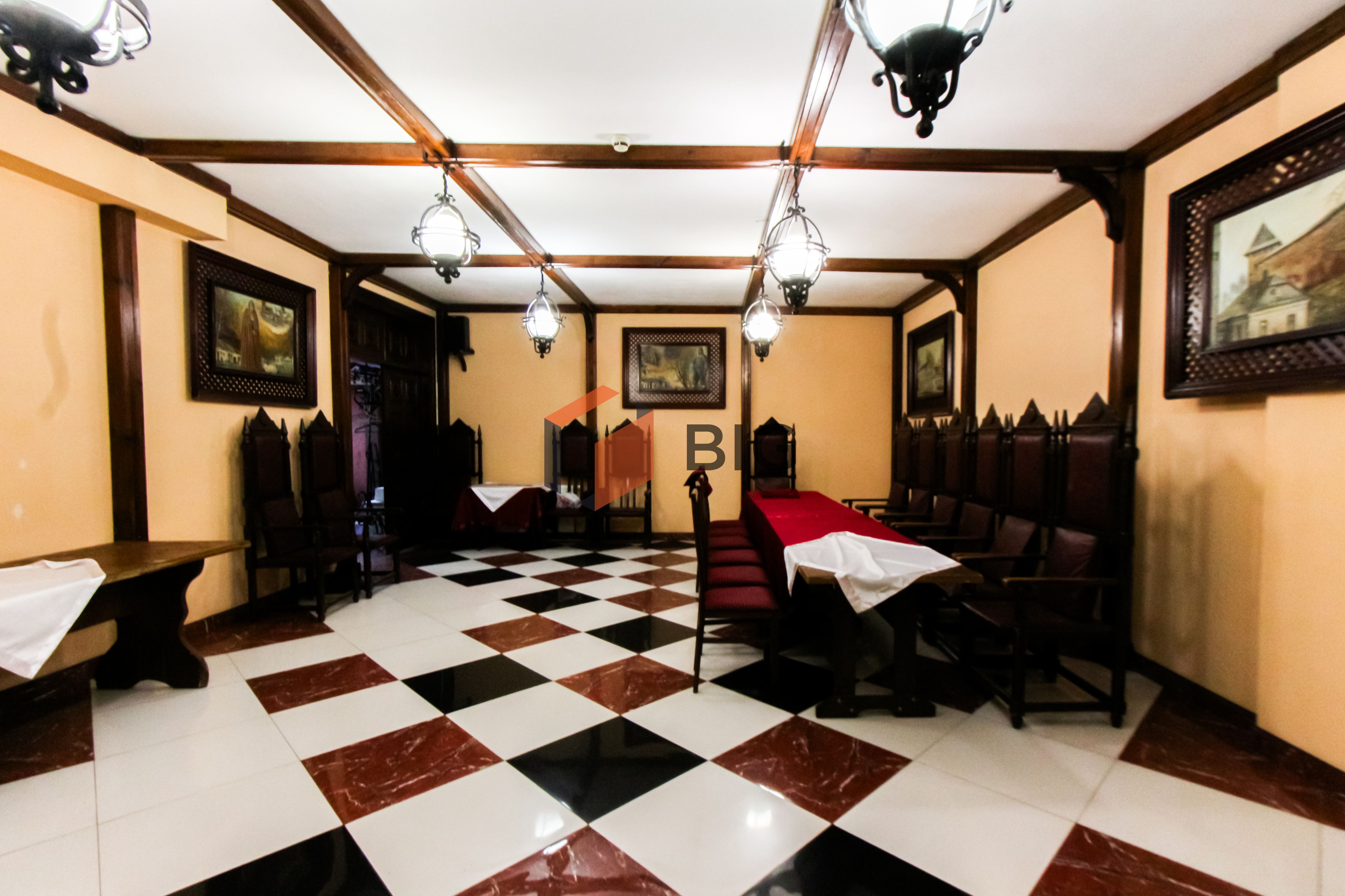 Продається просторе двохповерхове комерційне приміщення по проспекту Соборності