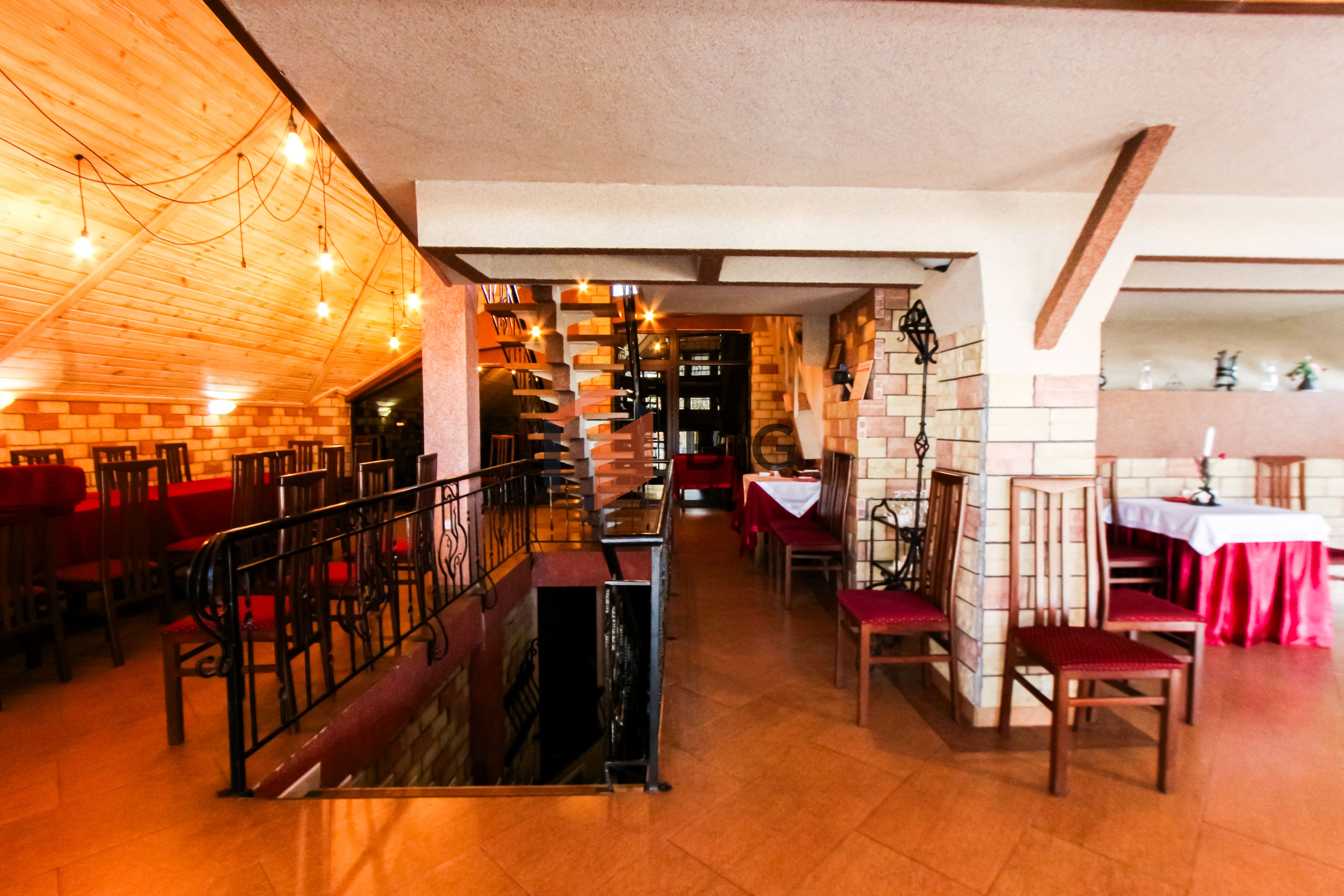 Продається просторе двохповерхове комерційне приміщення по проспекту Соборності