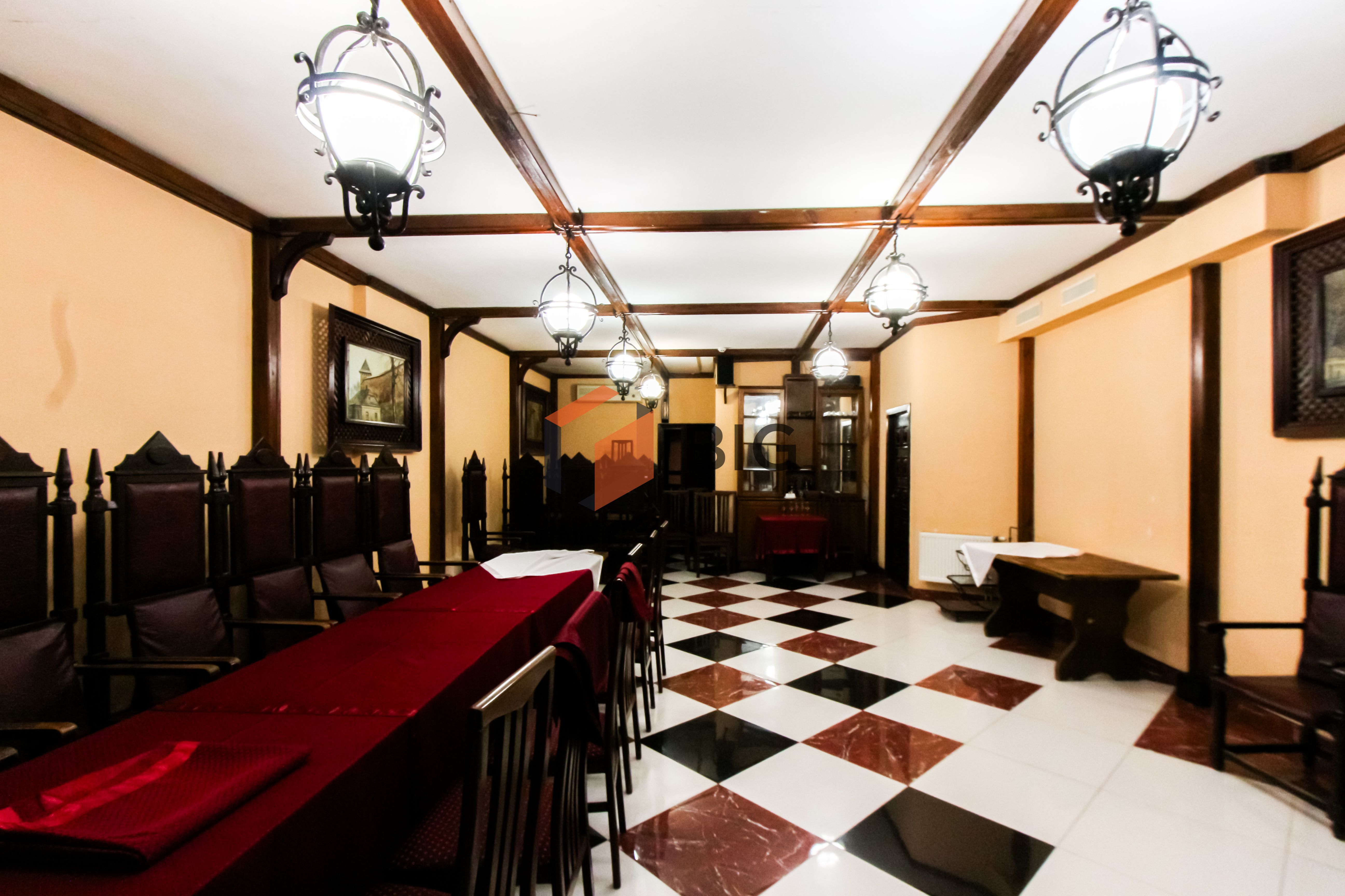 Продається просторе двохповерхове комерційне приміщення по проспекту Соборності