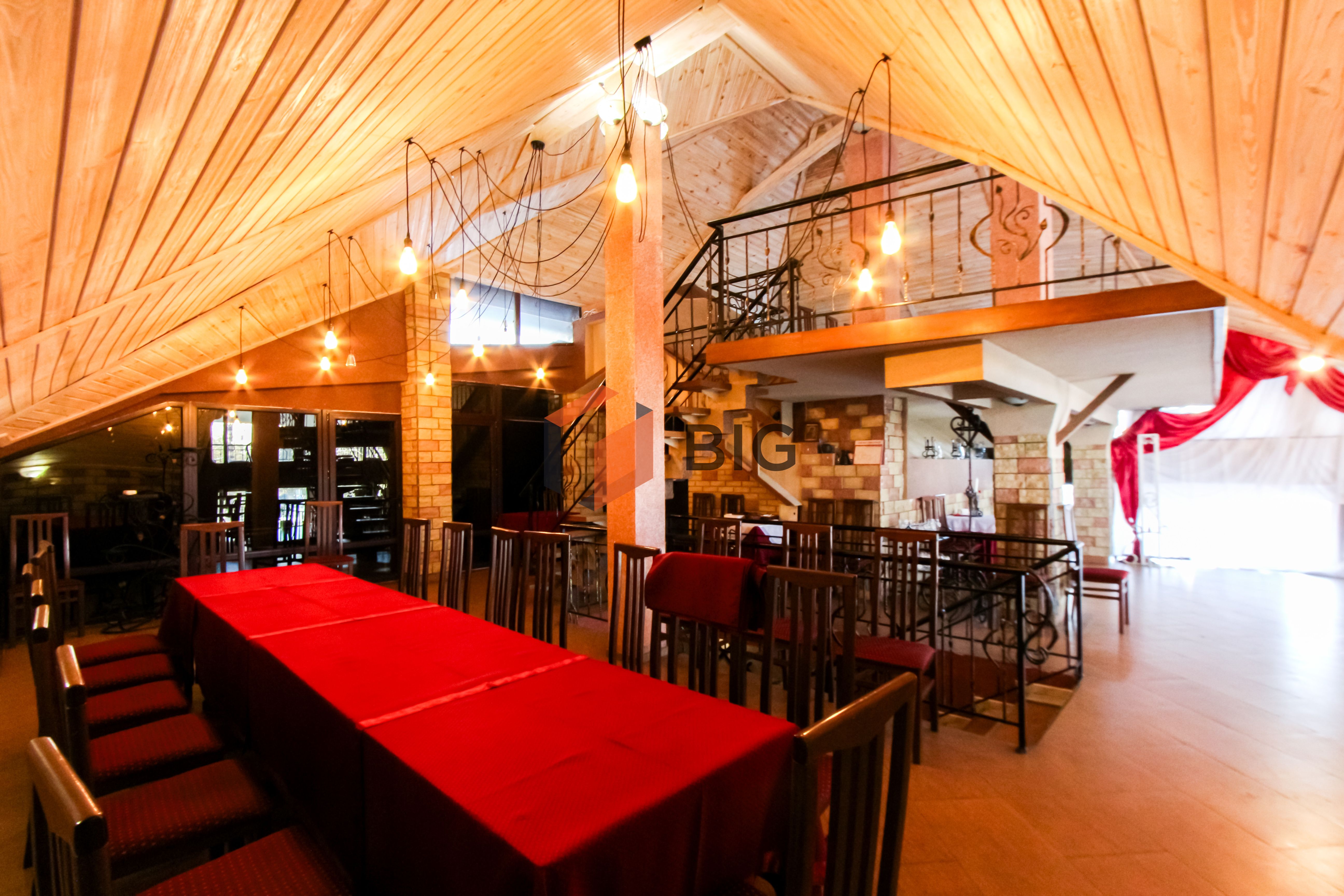 Продається просторе двохповерхове комерційне приміщення по проспекту Соборності