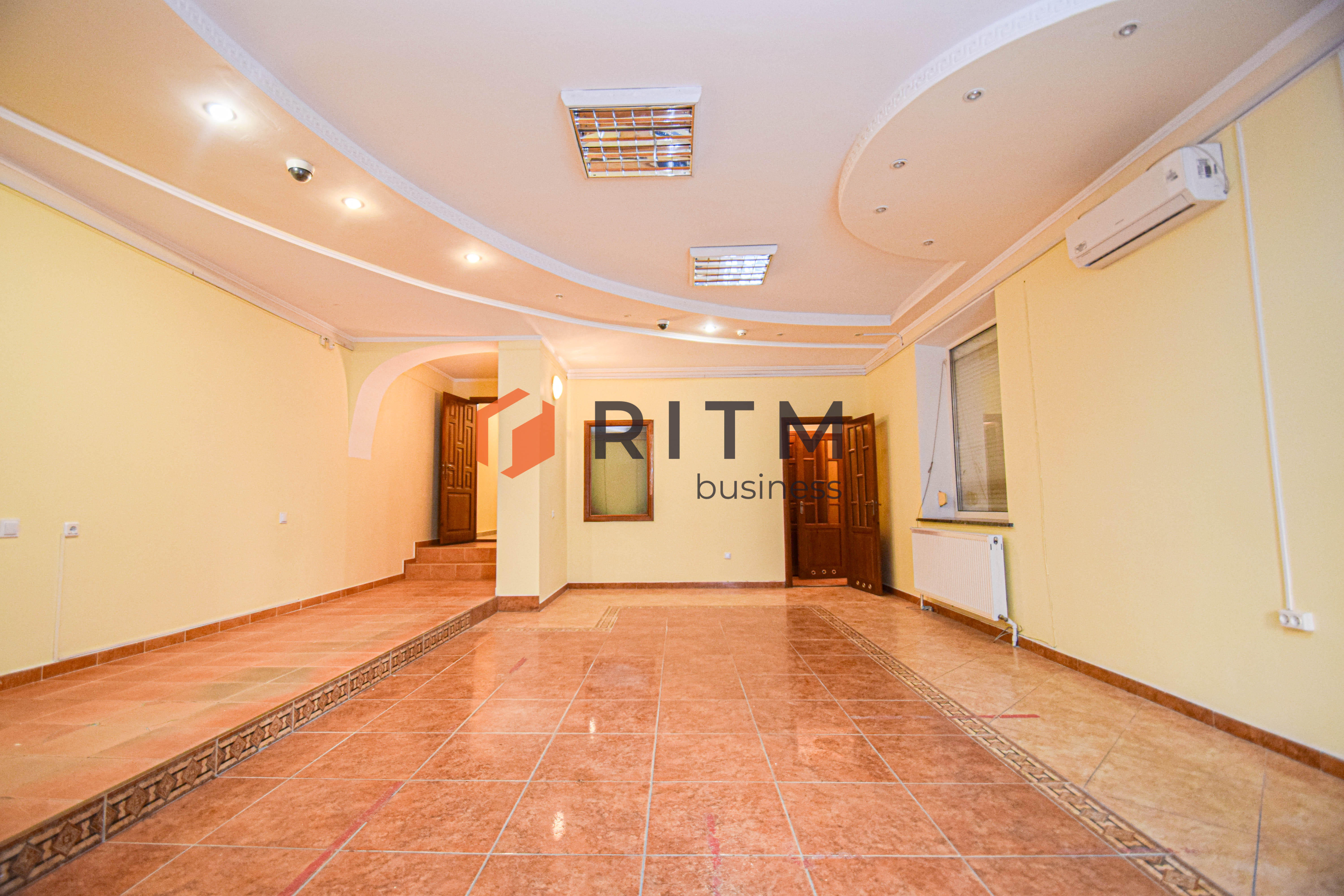 Пропонується до продажу просторе приміщення вільного призначення