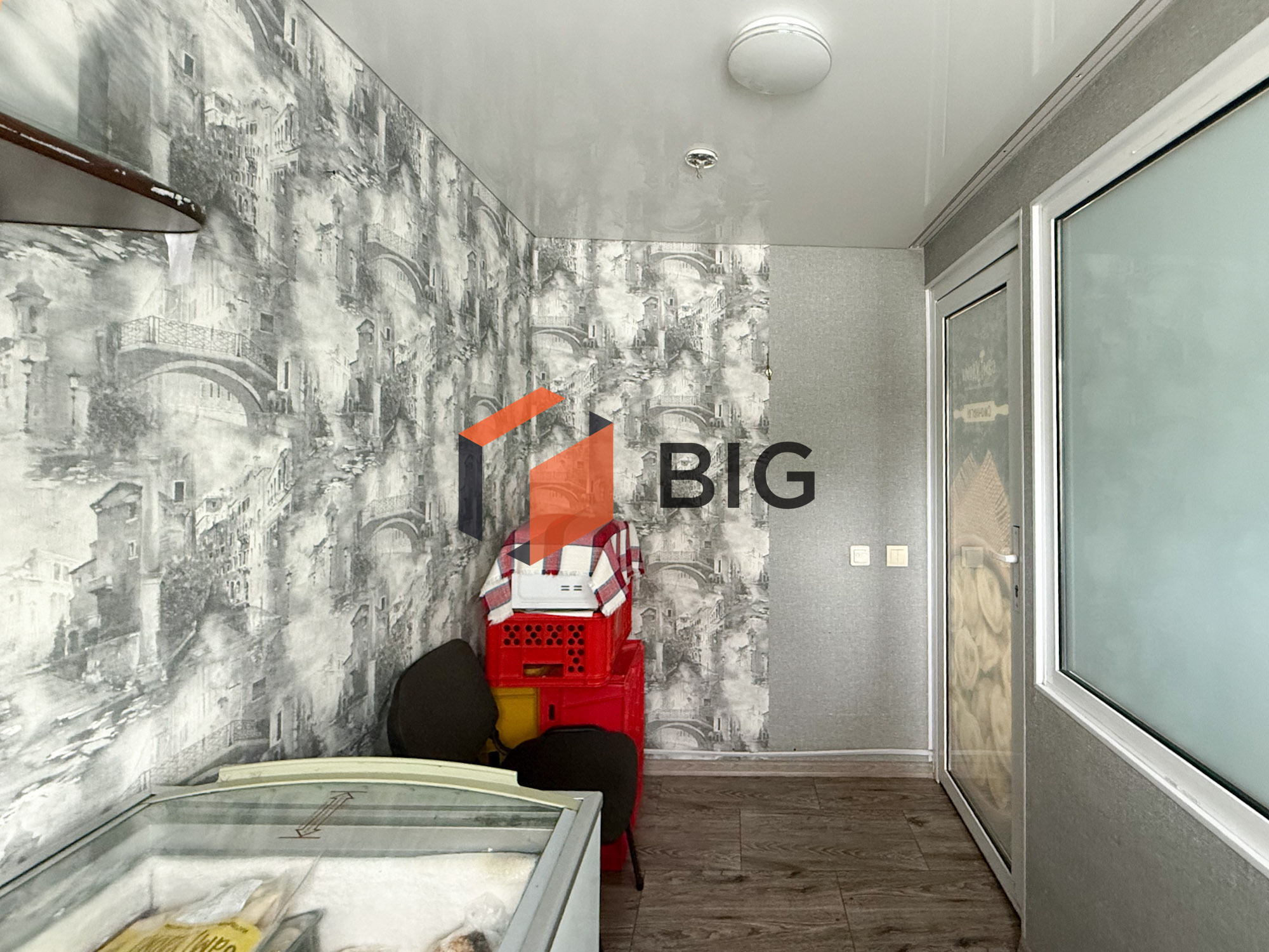 Продається комерційне приміщення  на Північному Ринку. площею 25 кв.м — чудовий варіант під магазин, кав’ярню або студію.