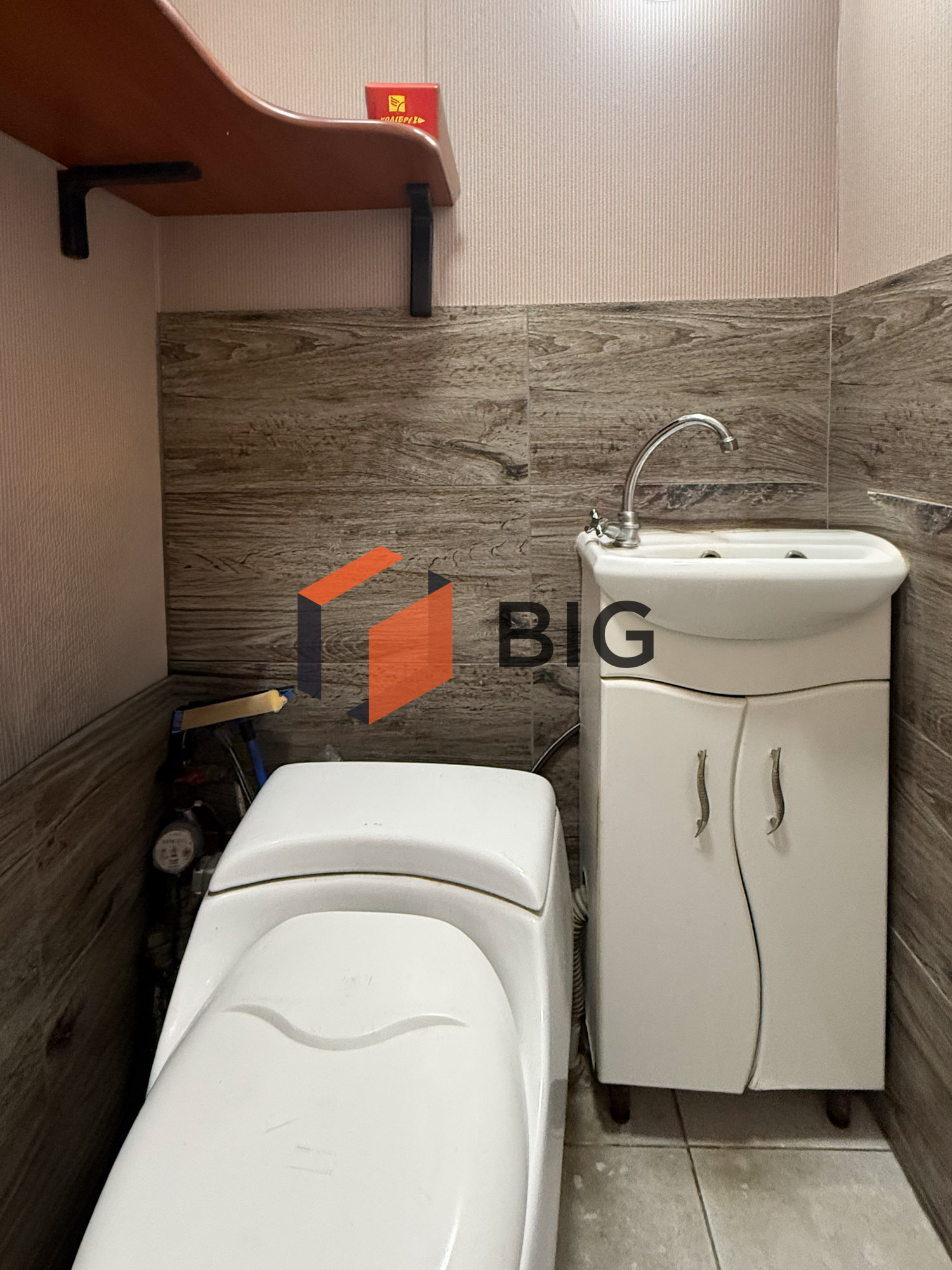 Продається комерційне приміщення  на Північному Ринку. площею 25 кв.м — чудовий варіант під магазин, кав’ярню або студію.