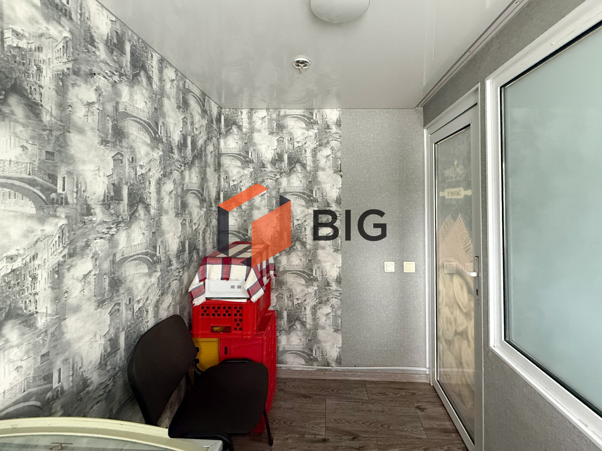 Продається комерційне приміщення  на Північному Ринку. площею 25 кв.м — чудовий варіант під магазин, кав’ярню або студію.