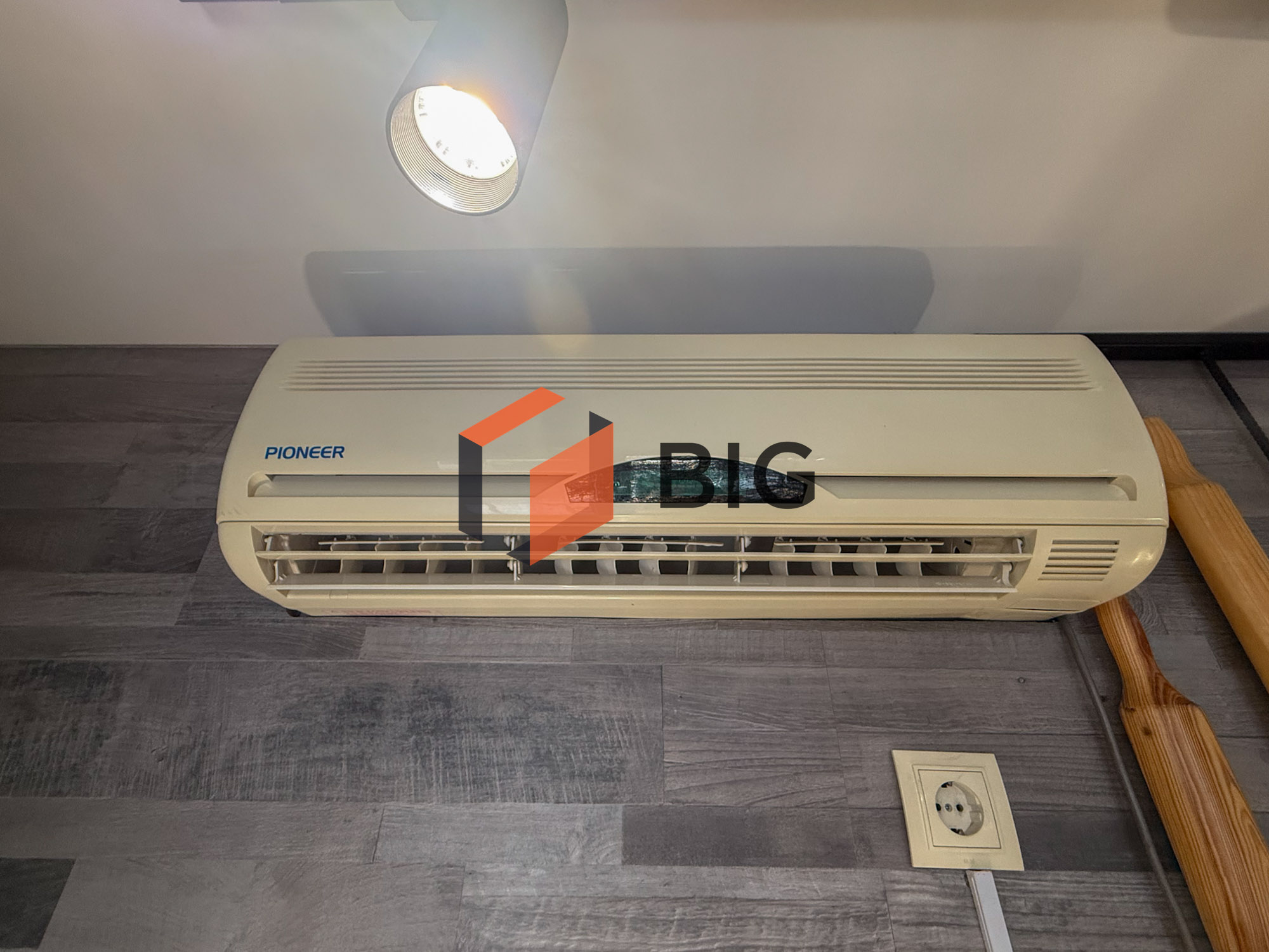 Продається комерційне приміщення  на Північному Ринку. площею 25 кв.м — чудовий варіант під магазин, кав’ярню або студію.