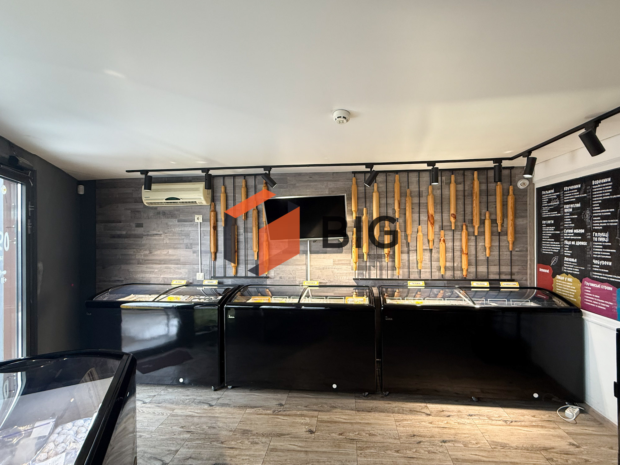 Продається комерційне приміщення  на Північному Ринку. площею 25 кв.м — чудовий варіант під магазин, кав’ярню або студію.