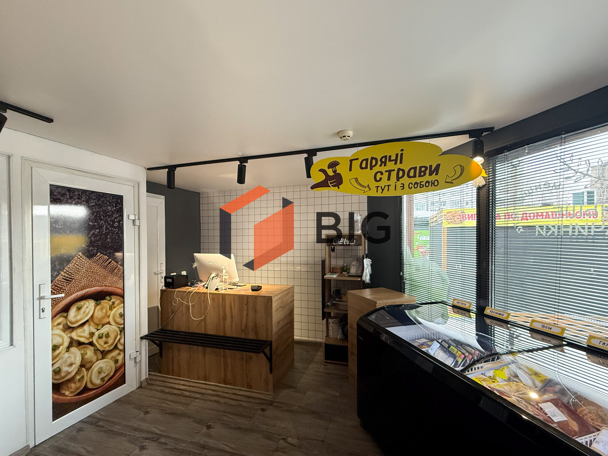 Продається комерційне приміщення  на Північному Ринку. площею 25 кв.м — чудовий варіант під магазин, кав’ярню або студію.