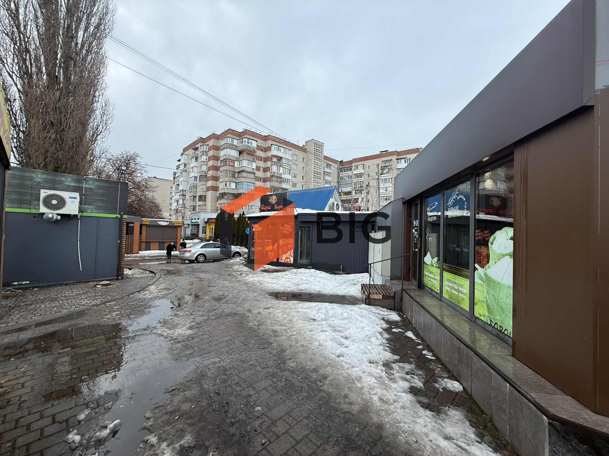 Продається комерційне приміщення  на Північному Ринку. площею 25 кв.м — чудовий варіант під магазин, кав’ярню або студію.