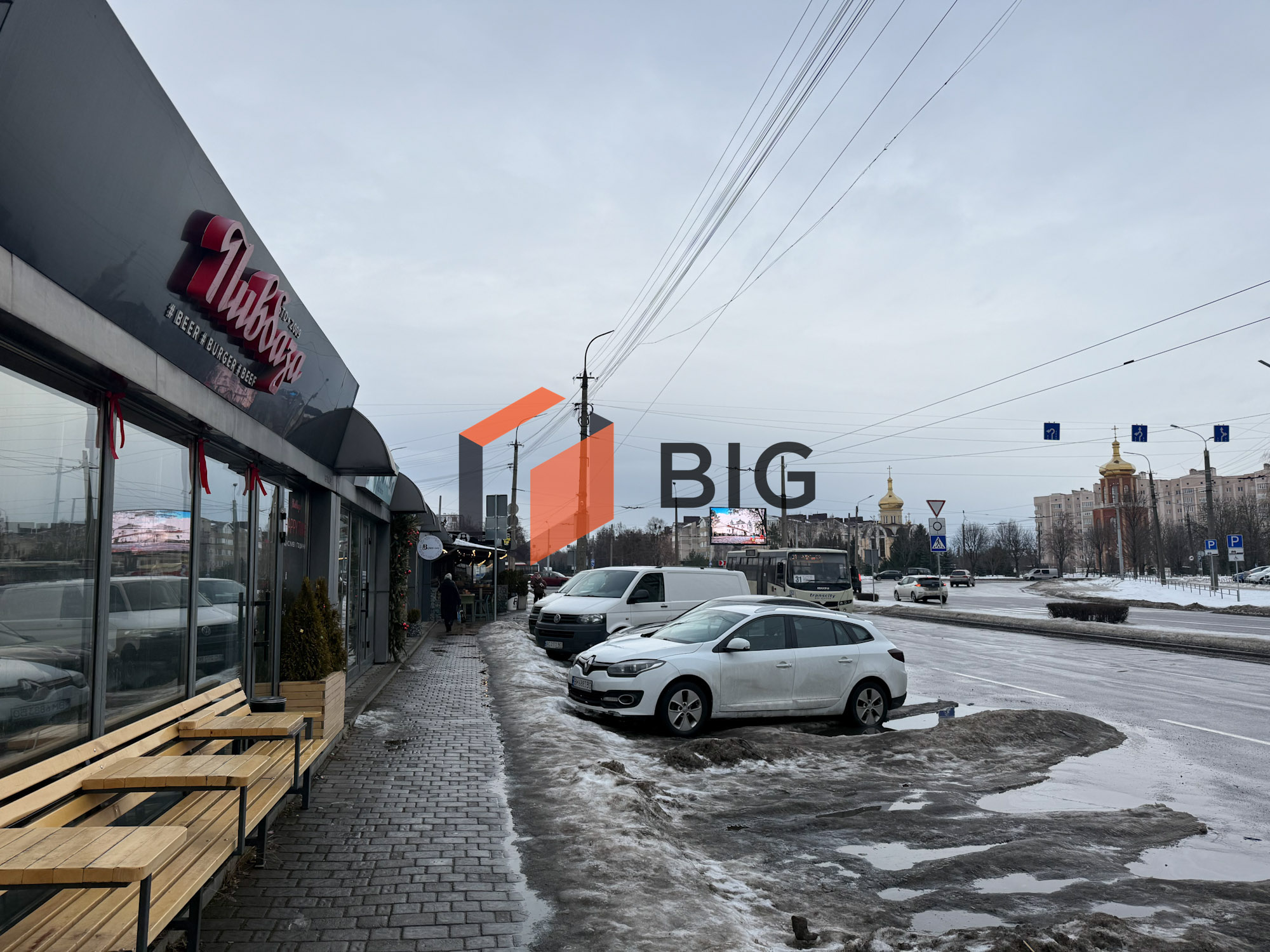 Продається комерційне приміщення  на Північному Ринку. площею 25 кв.м — чудовий варіант під магазин, кав’ярню або студію.