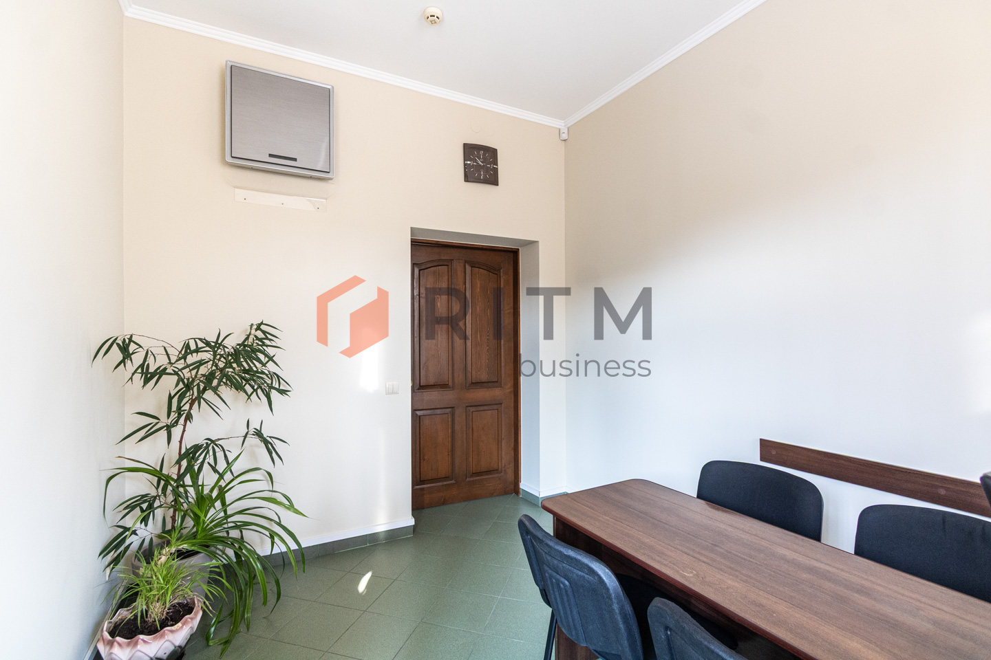 Офіс-фортеця в центрі: 105 м², меблі, техніка та 15 годин повної автономності!