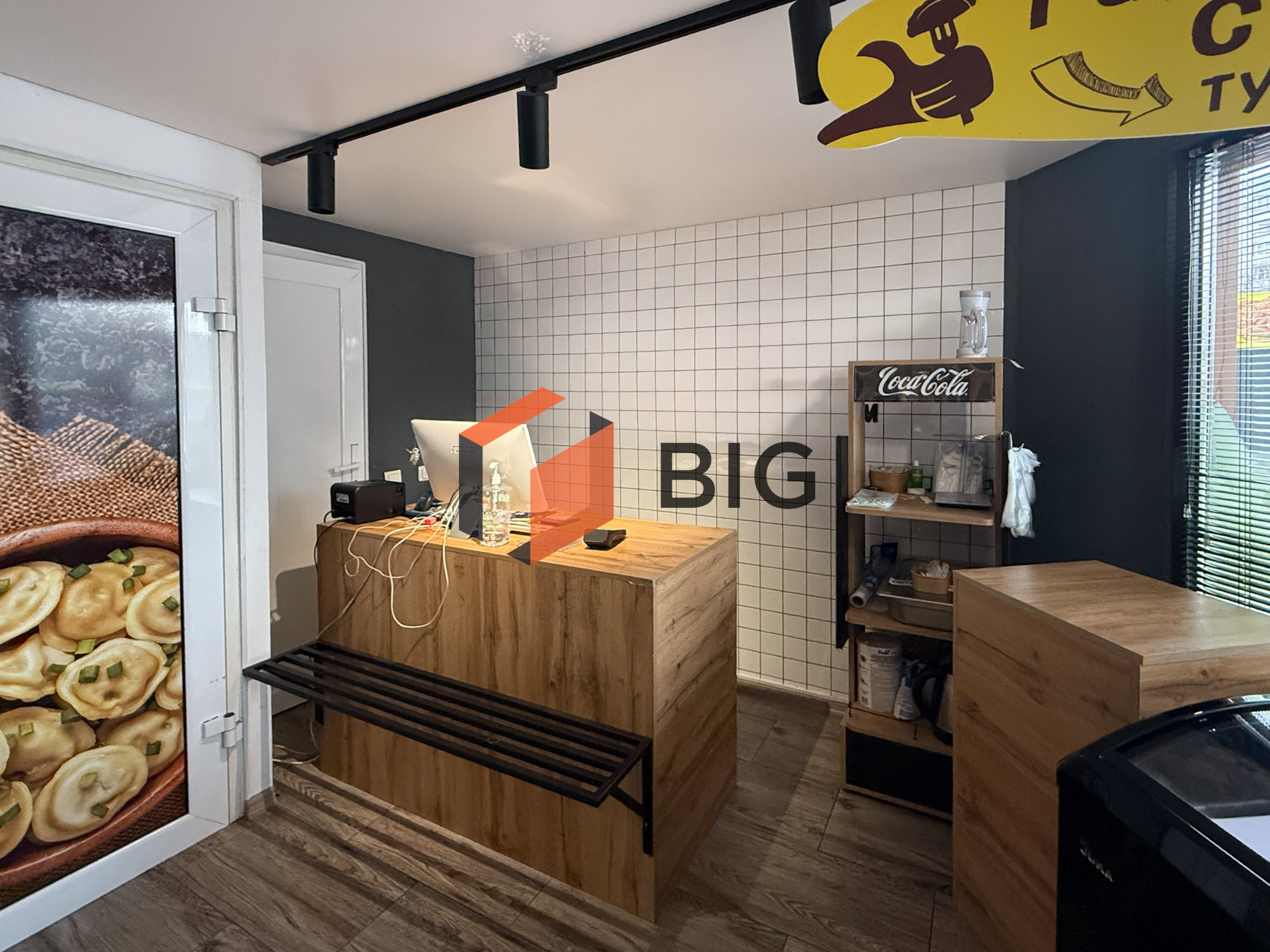 Продається комерційне приміщення  на Північному Ринку. площею 25 кв.м — чудовий варіант під магазин, кав’ярню або студію.