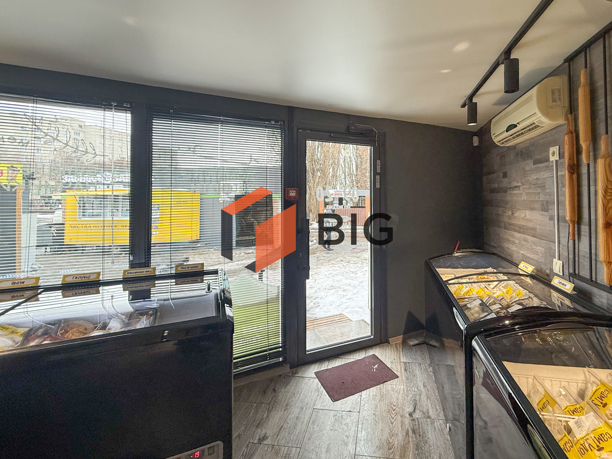 Продається комерційне приміщення  на Північному Ринку. площею 25 кв.м — чудовий варіант під магазин, кав’ярню або студію.