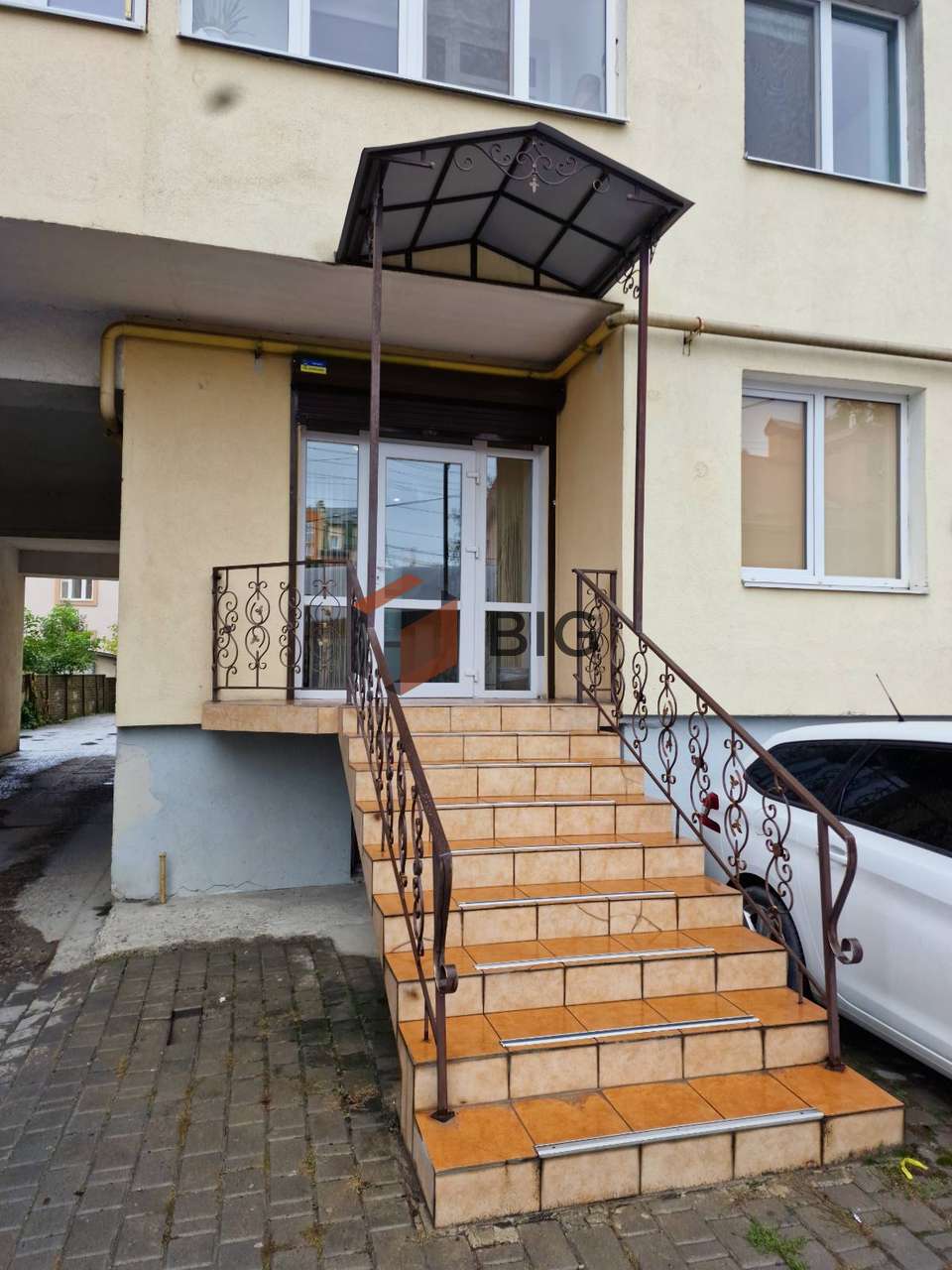 Оренда  фасадного приміщення під стоматологічний, косметологічний,  кабінет,   манікюрний салон чи перукарню.