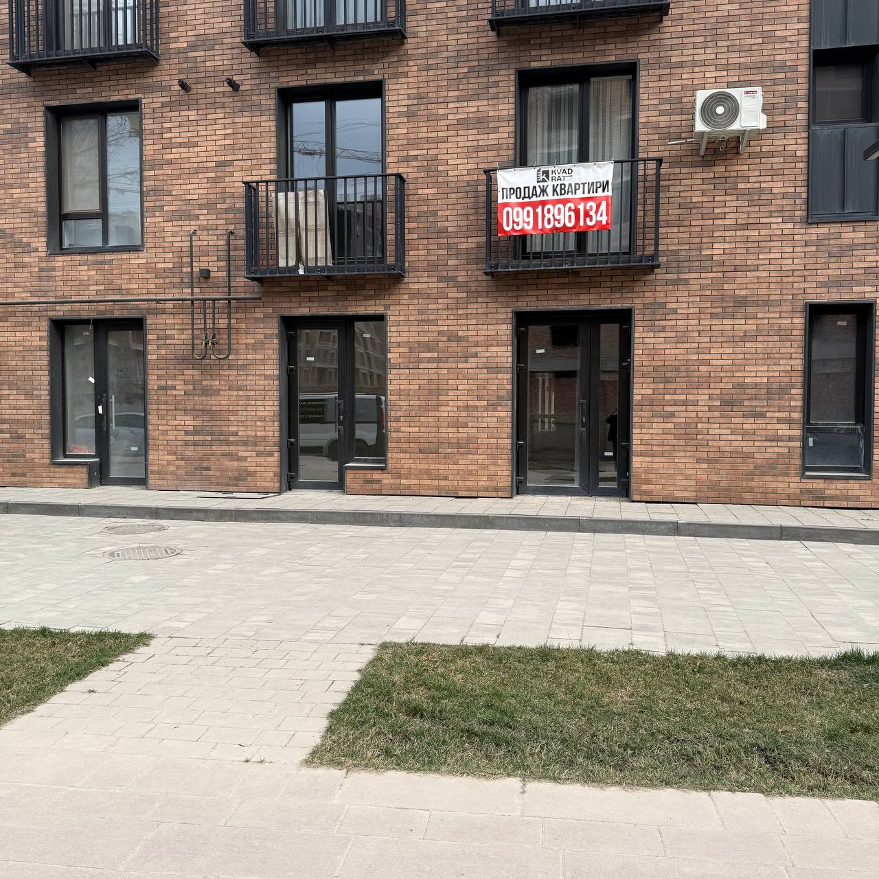 Продаж фасадного комерційного приміщення в ЖК “Містечко 12”