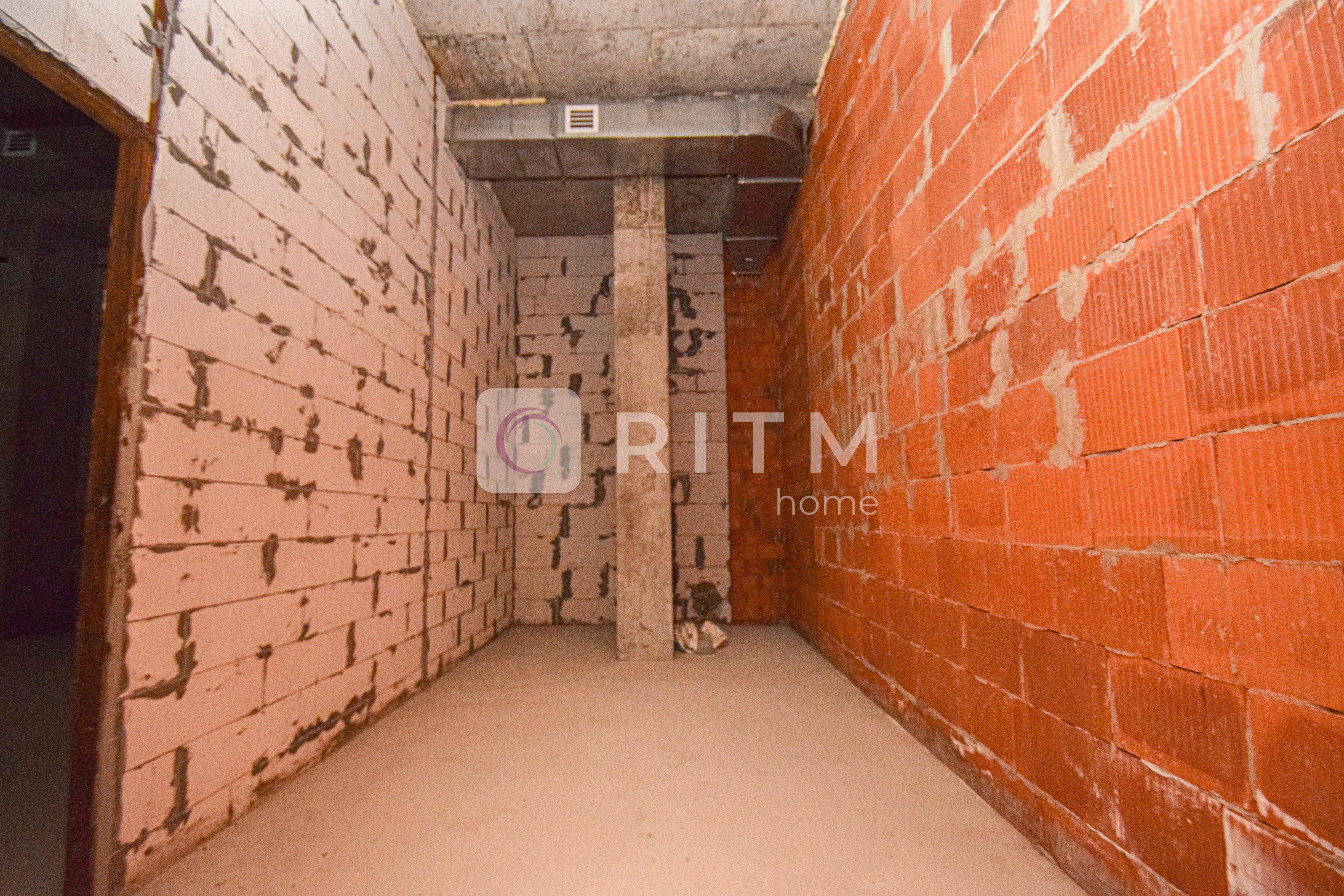 Продається комерційне приміщення в центрі міста в елітному житловому комплексі «Метрополь».